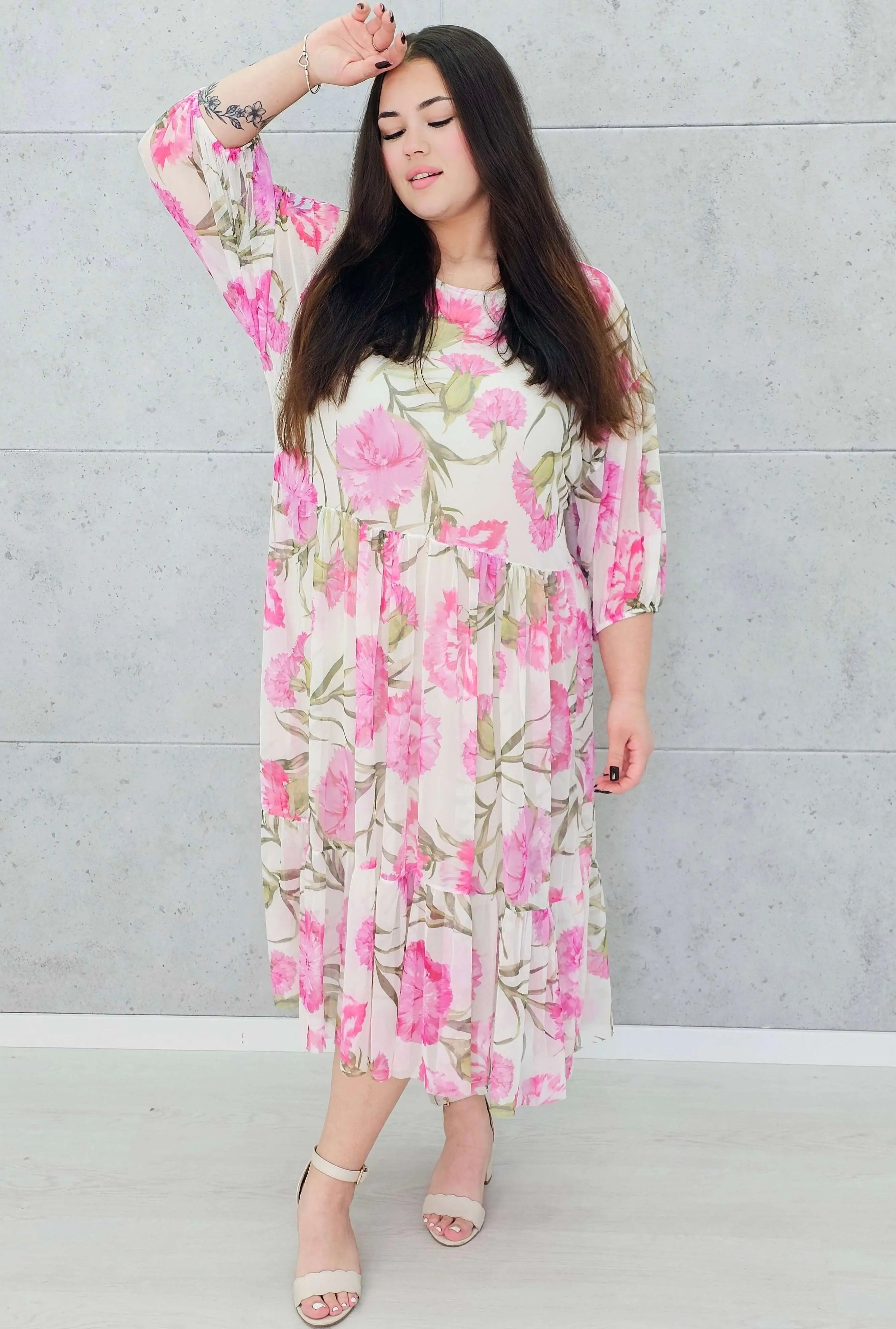 Zwiewna sukienka w kwiaty maxi z falbaną –moda dla kobiet plus size Stylowa XL