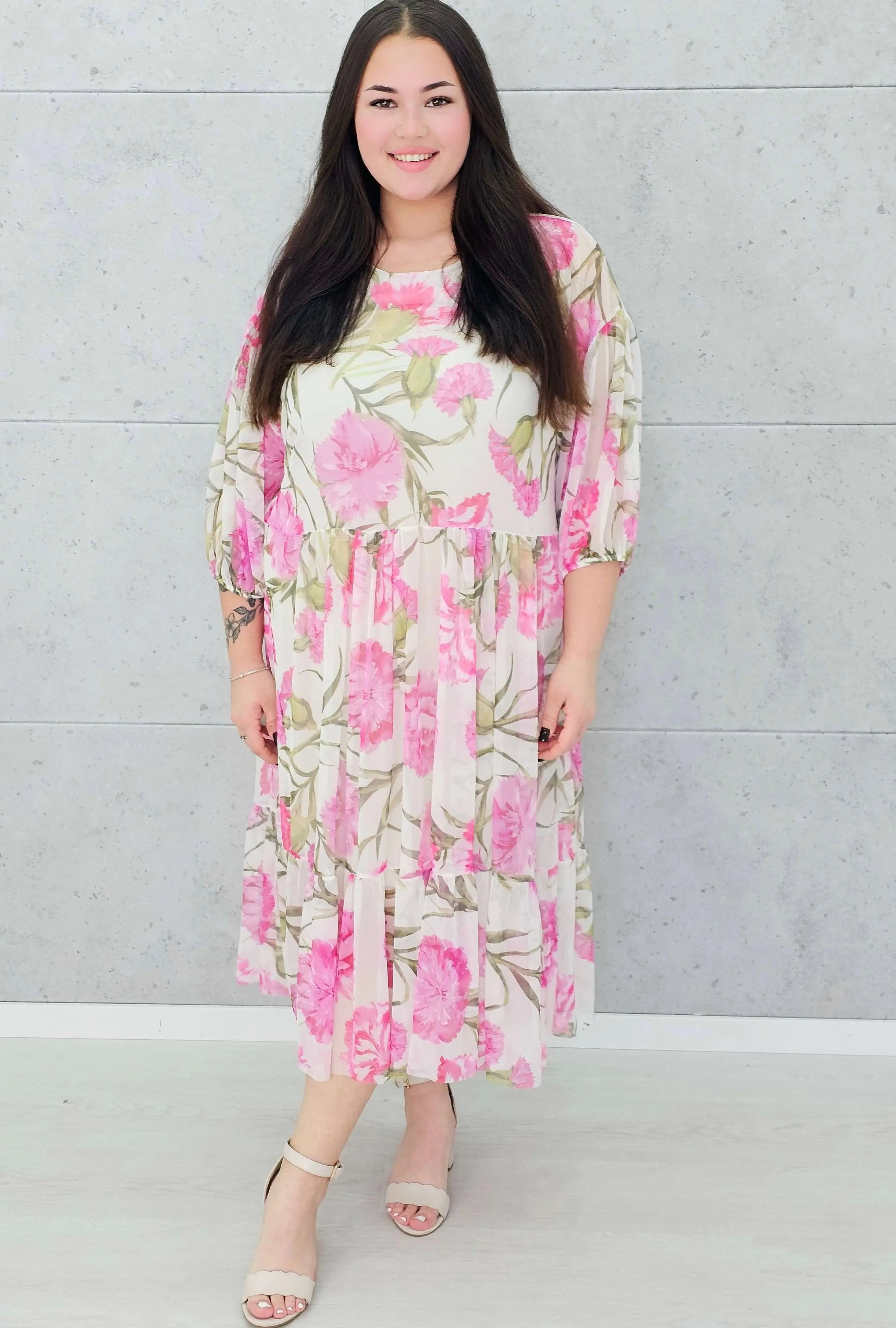 Zwiewna sukienka w kwiaty maxi z falbaną –moda dla kobiet plus size Stylowa XL