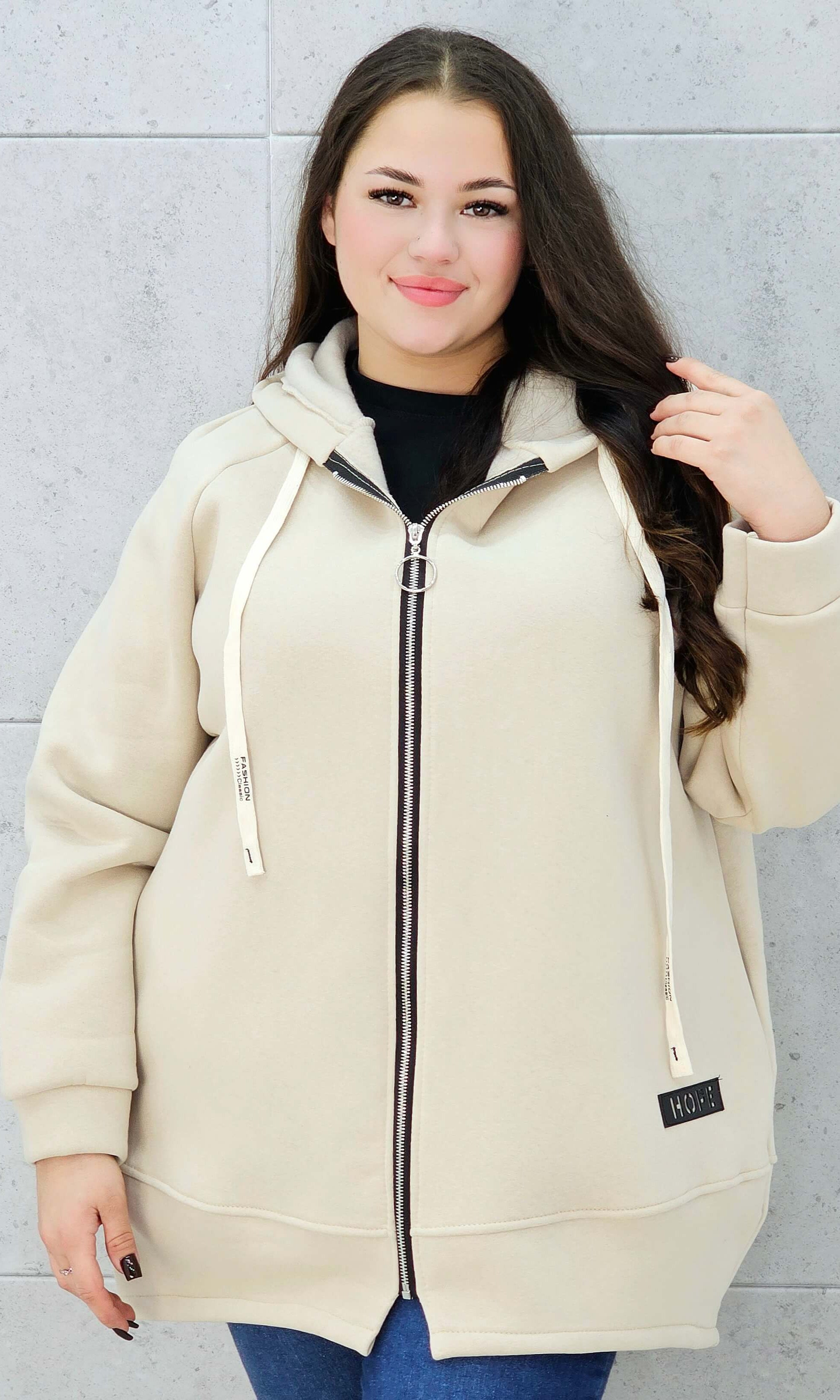 bluza z kapturem na suwak beżowa plus size – przód