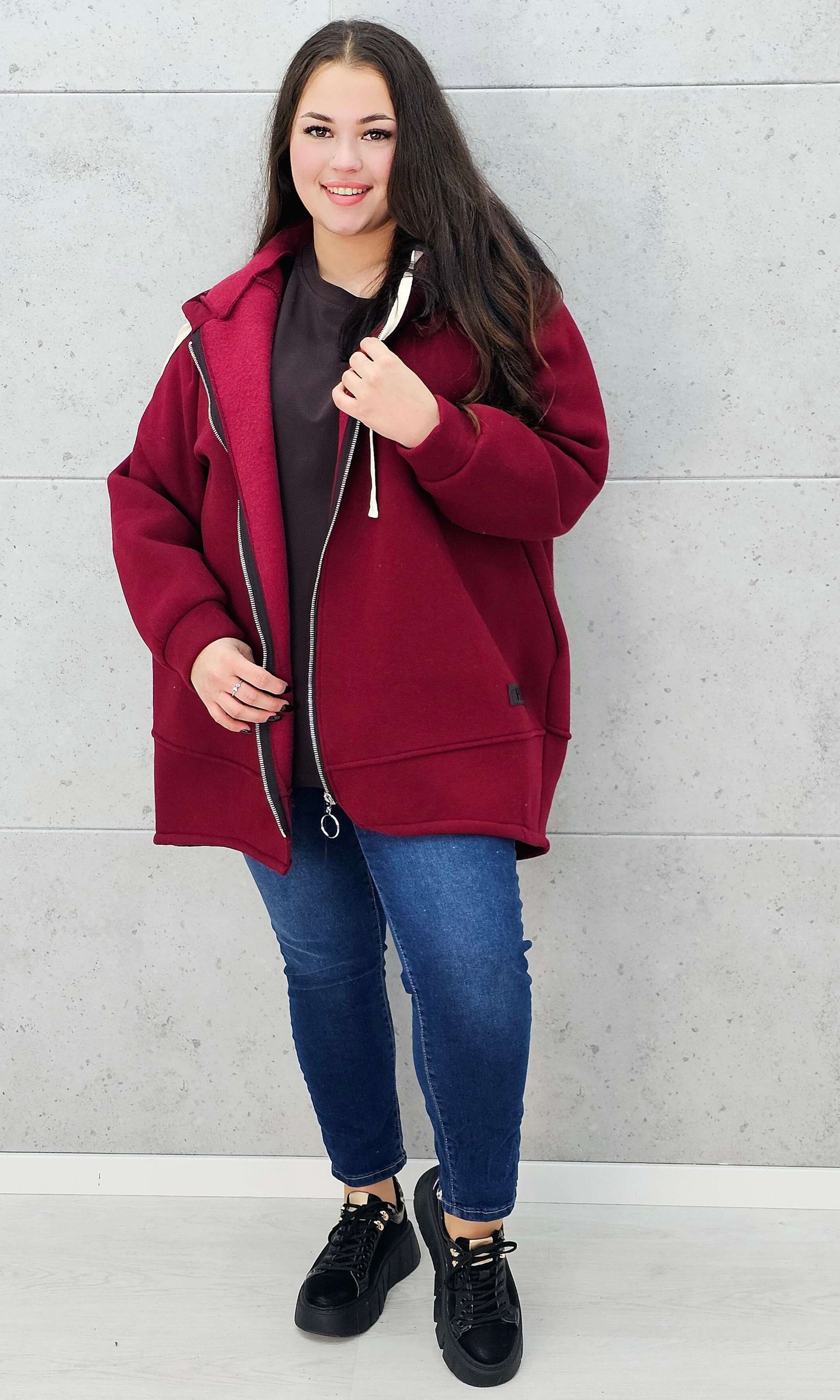 bluza plus size z kapturem bordowa – na modelce w całości