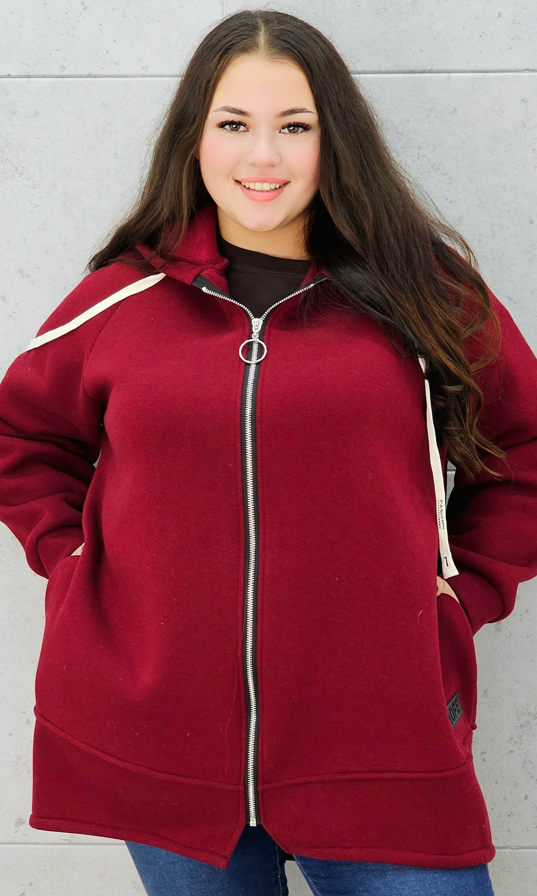 bluza plus size z kapturem zapięta modelce