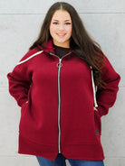 bluza plus size z kapturem zapięta modelce