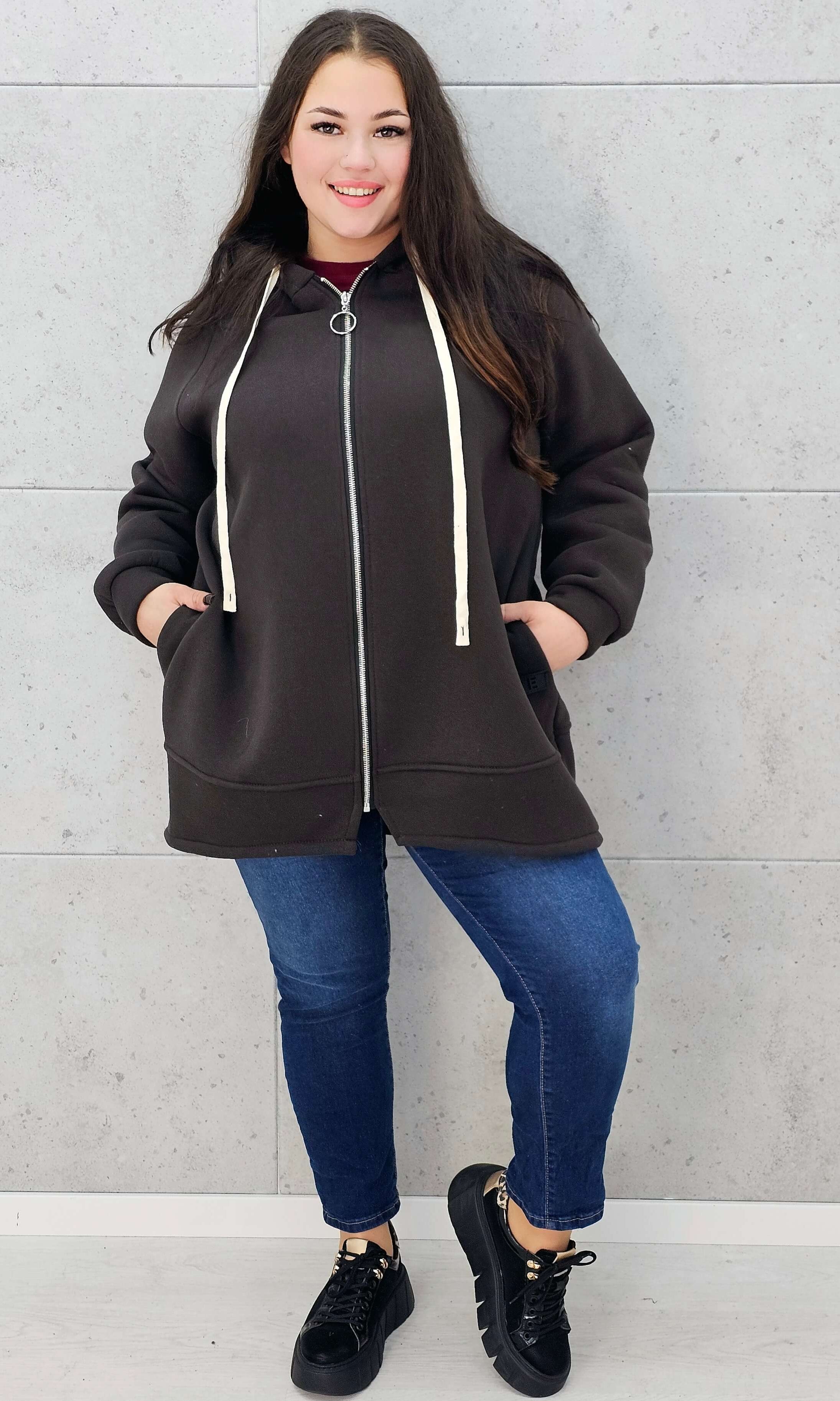 bluza z kapturem brązowa plus size – na modelce w całości