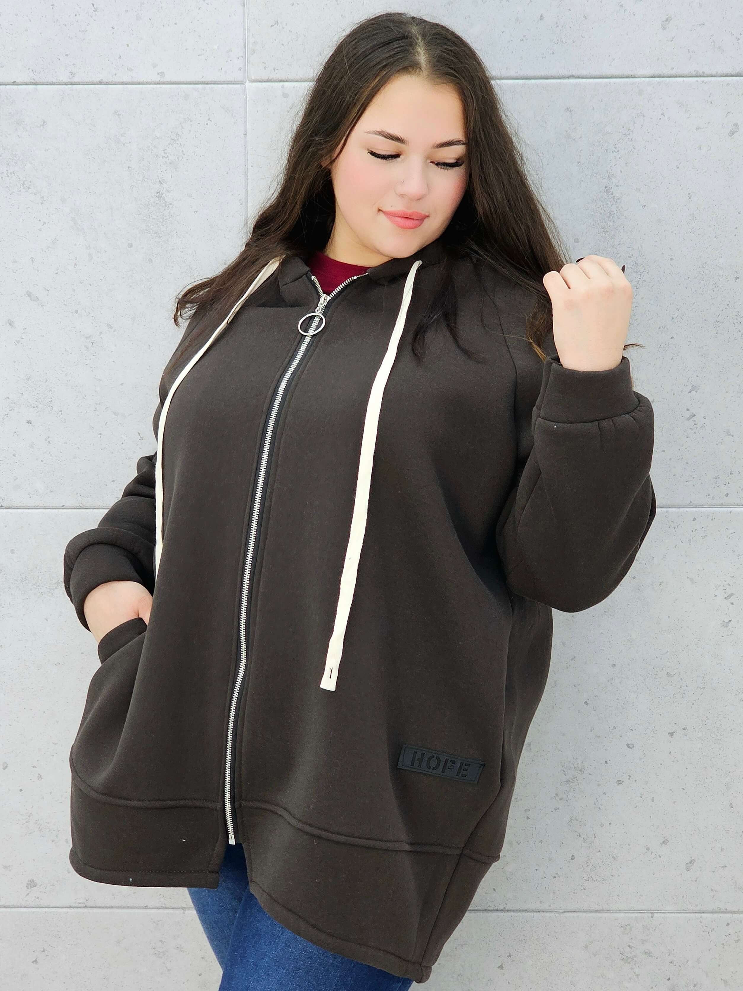 bluza z kapturem brązowa plus size – na modelce