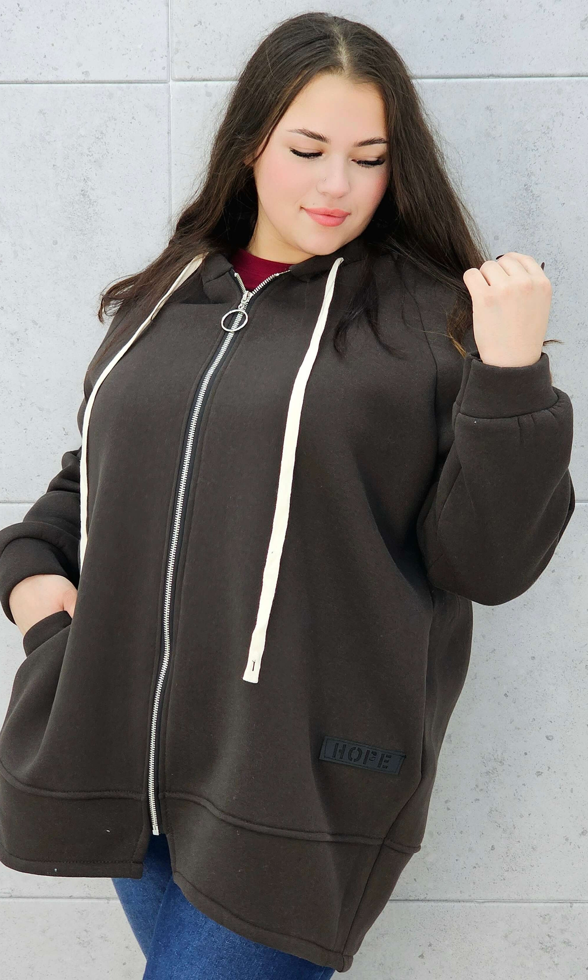 bluza z kapturem brązowa plus size – na modelce