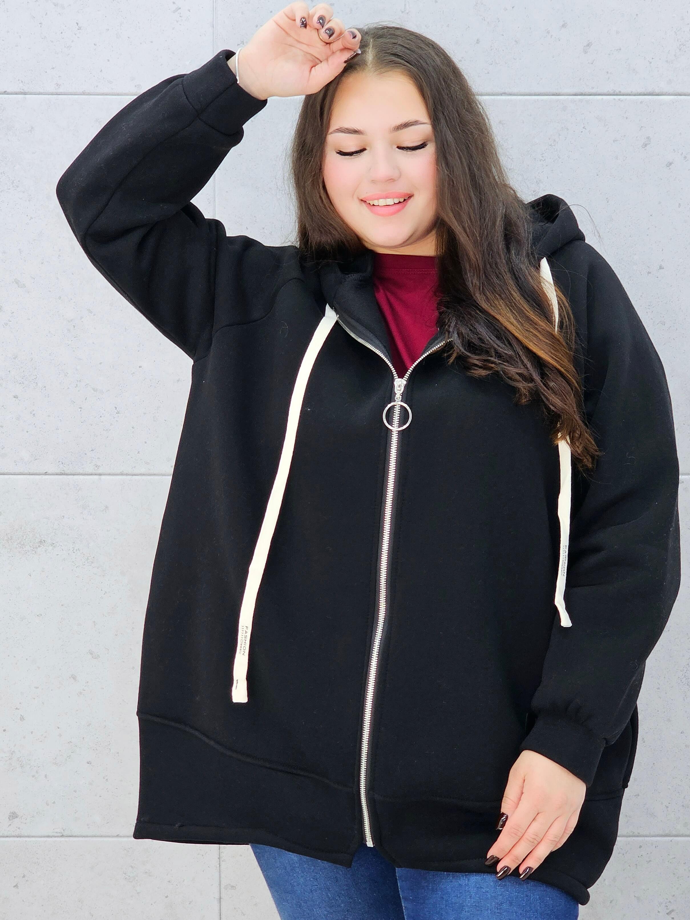 bluza z kapturem czarna plus size – przód z bluzka