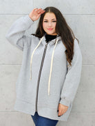 bluza z kapturem szara plus size – przód z bliska