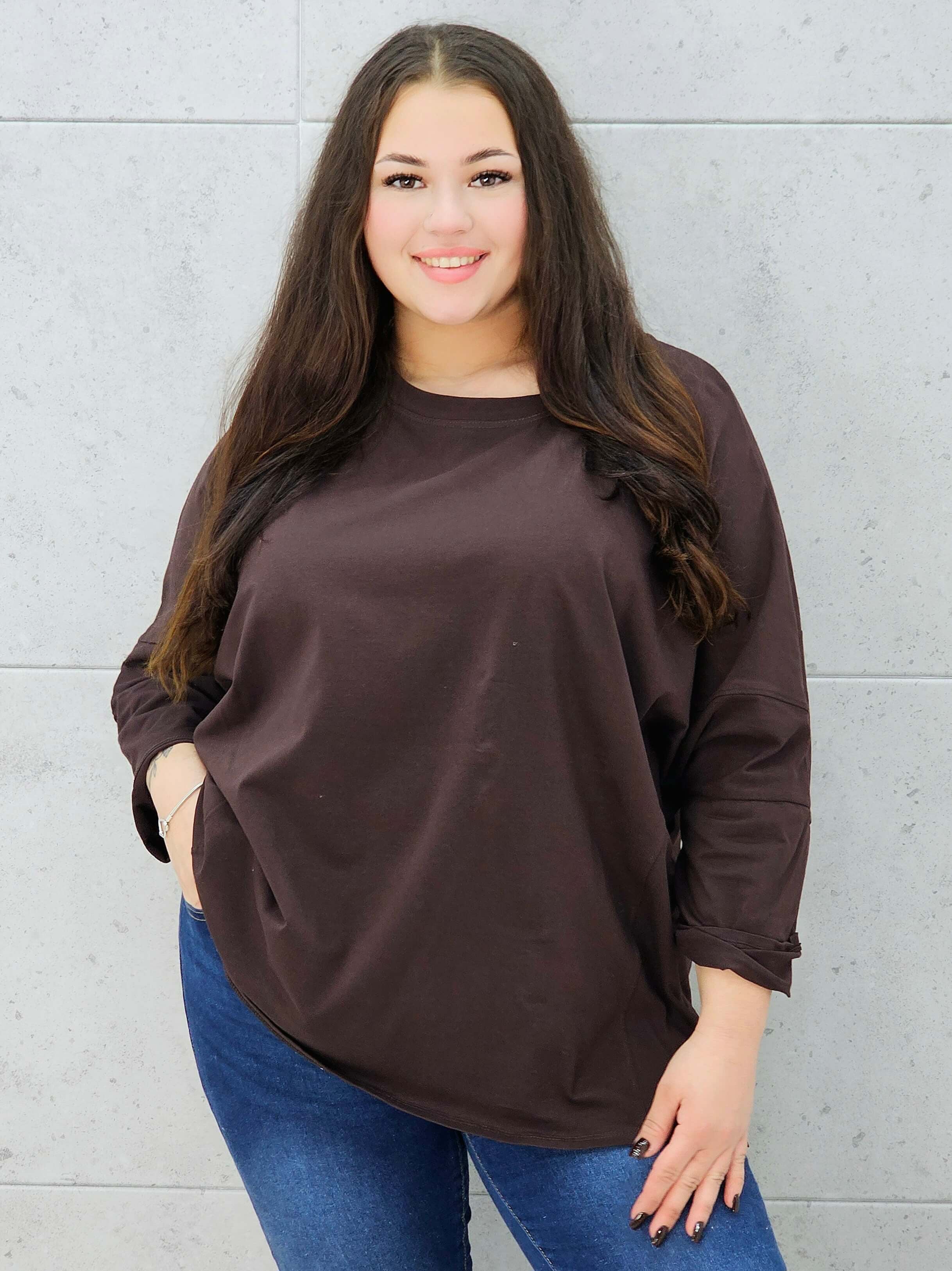 brązowa bluzka basic oversize plus size – na modelce