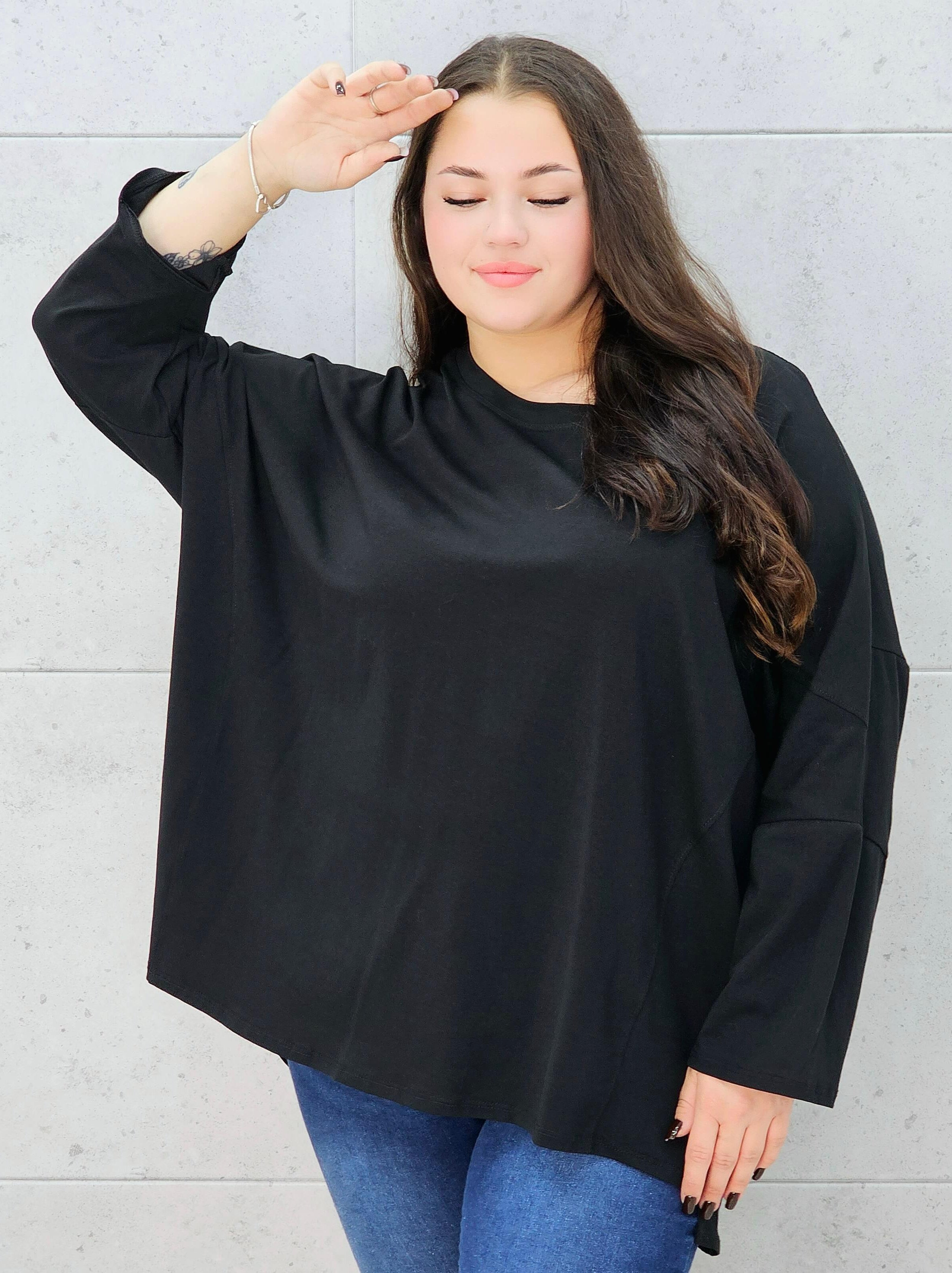 czarna bluzka basic oversize – przód i rękawy z bliska
