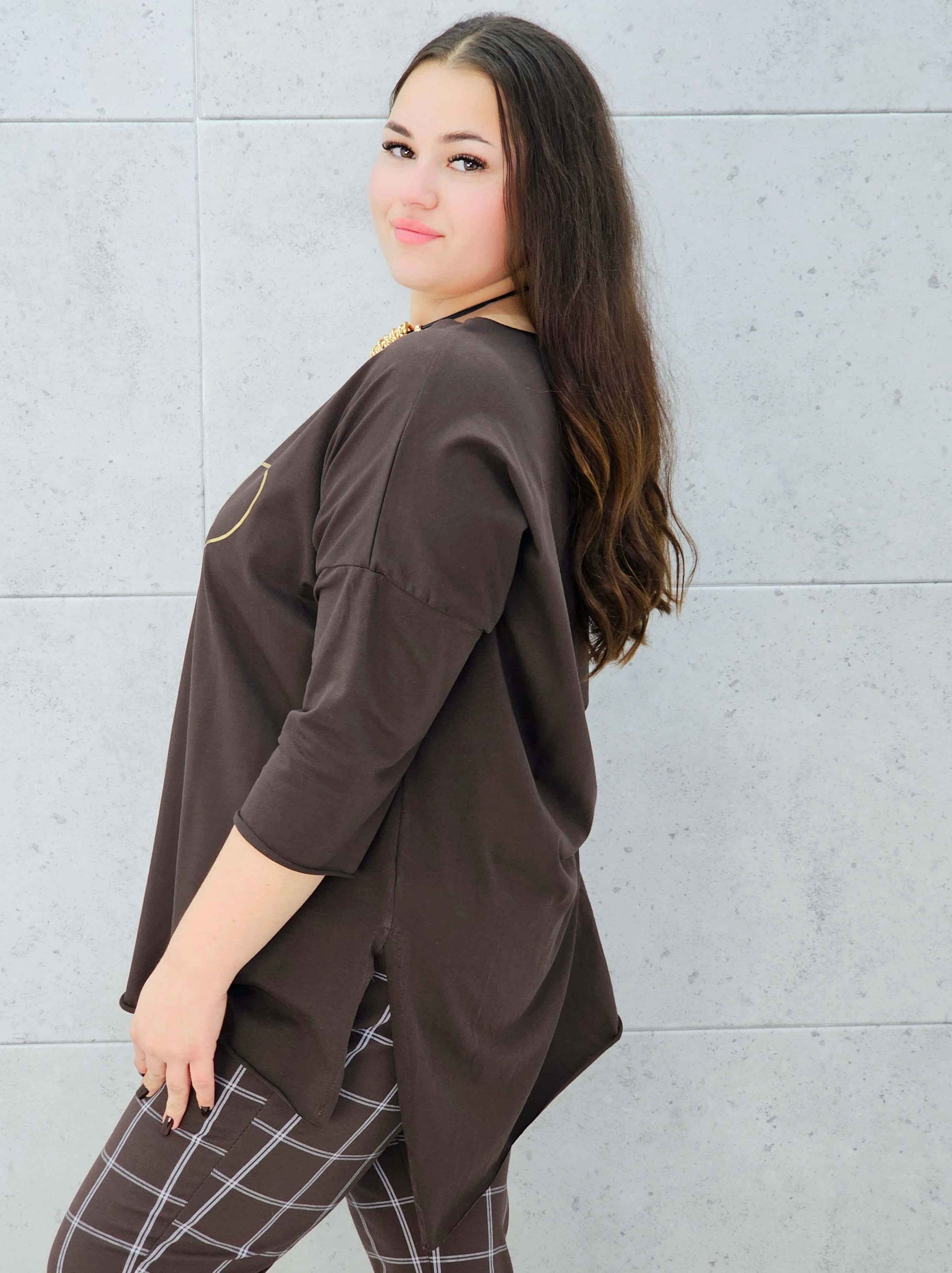 brązowa bluzka plus size Stylowa XL ze złotym nadrukiem kobiety w kapeluszu – bok