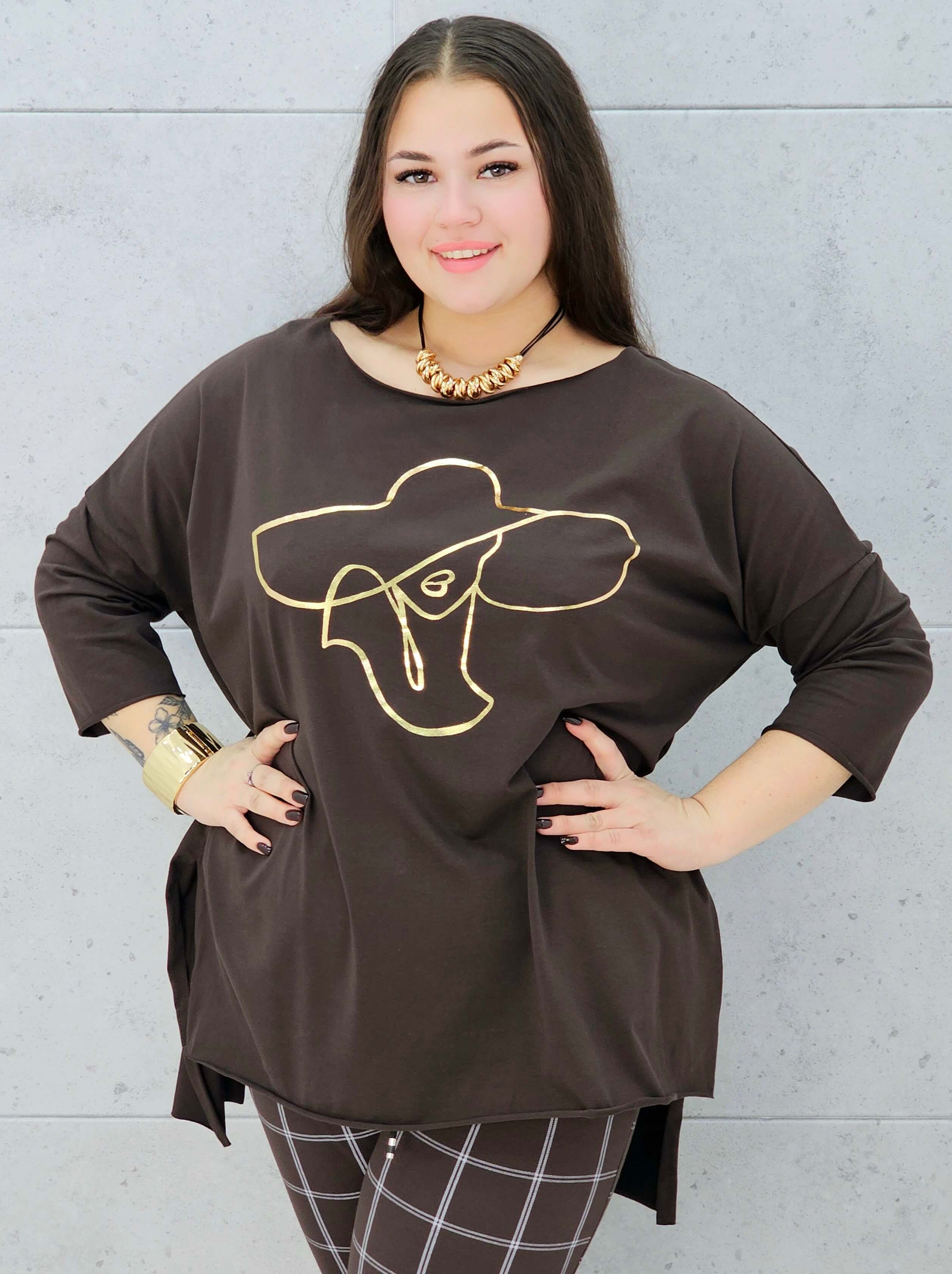 brązowa bluzka plus size Stylowa XL ze złotym nadrukiem kobiety w kapeluszu – na modelce