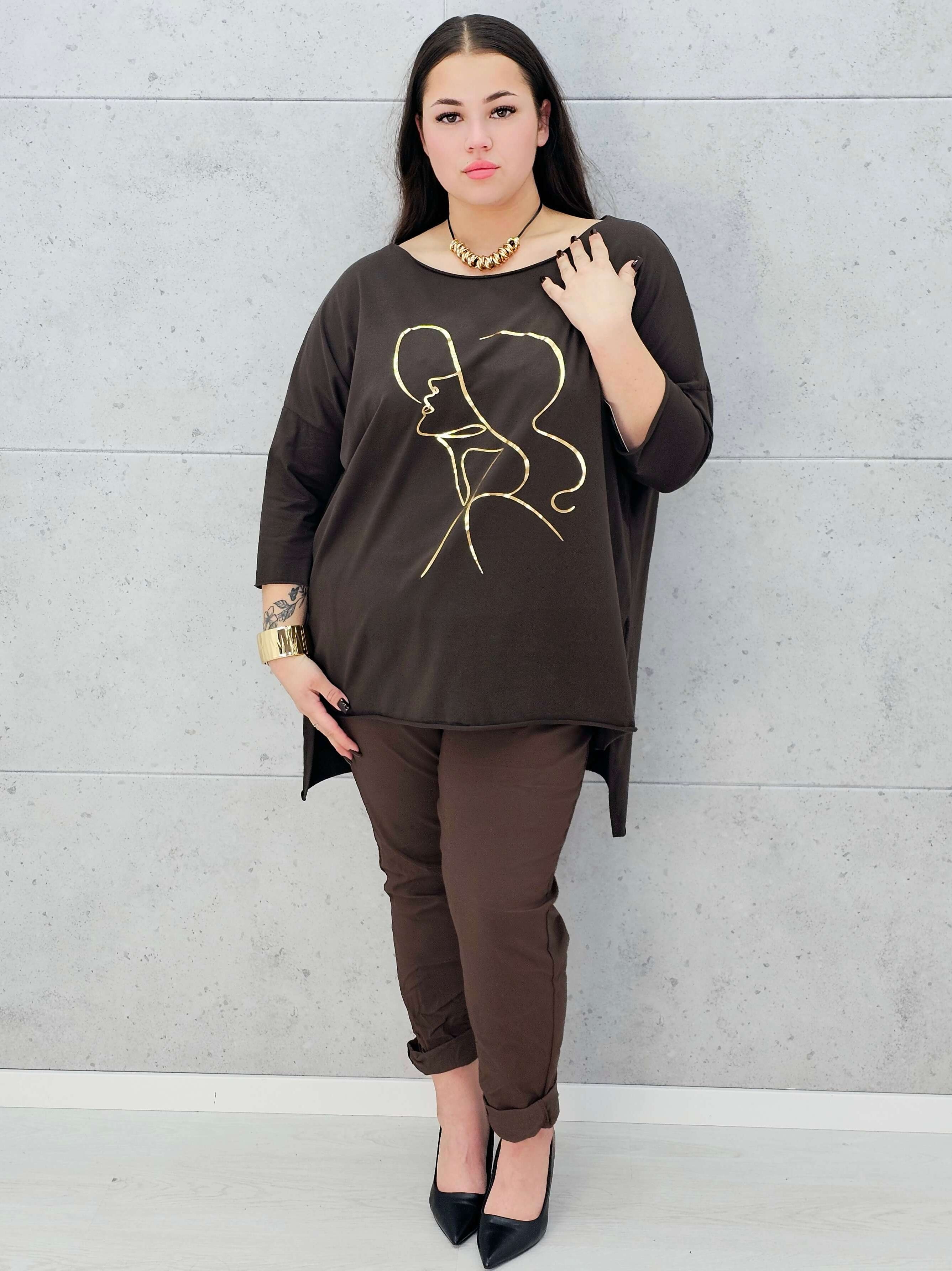 Bluzka plus size z nadrukiem kobiety w kapeluszu – modna propozycja dla kobiet XXL Stylowa XL