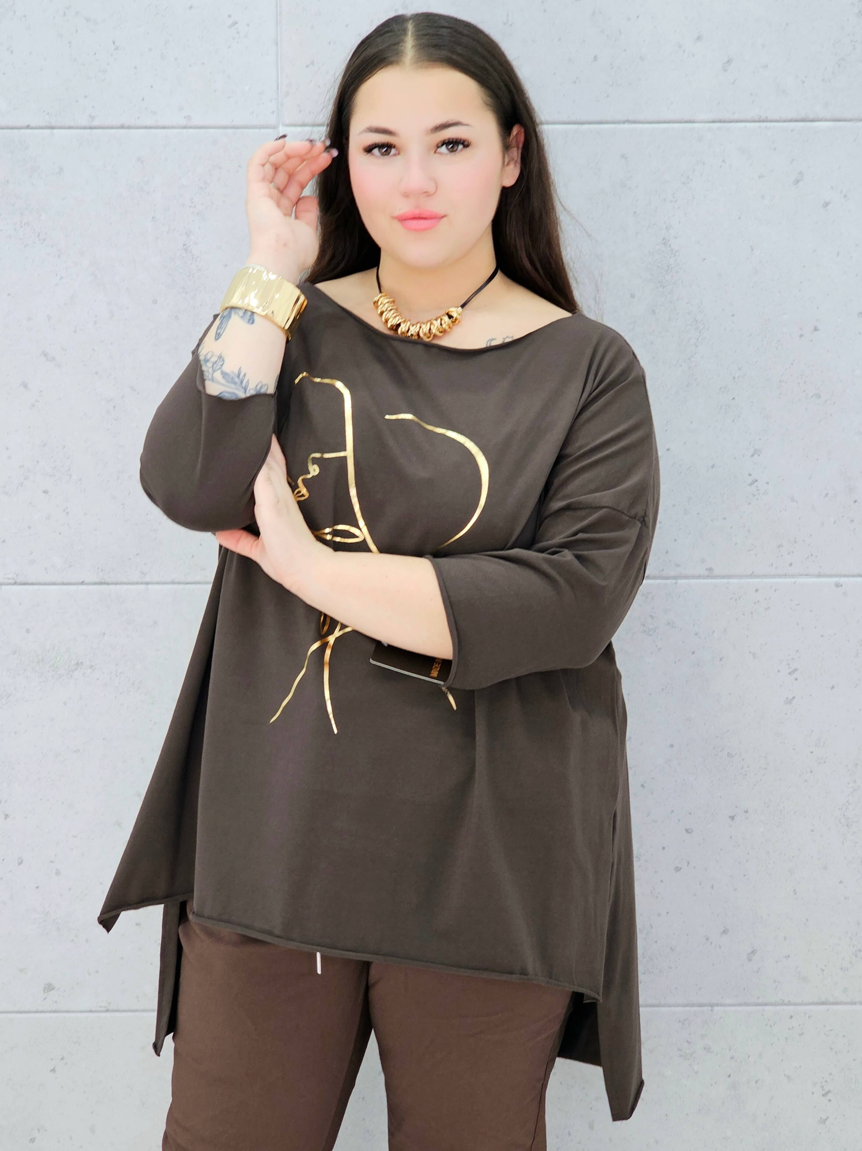 Bluzka plus size z nadrukiem kobiety w kapeluszu – modna propozycja dla kobiet XXL Stylowa XL