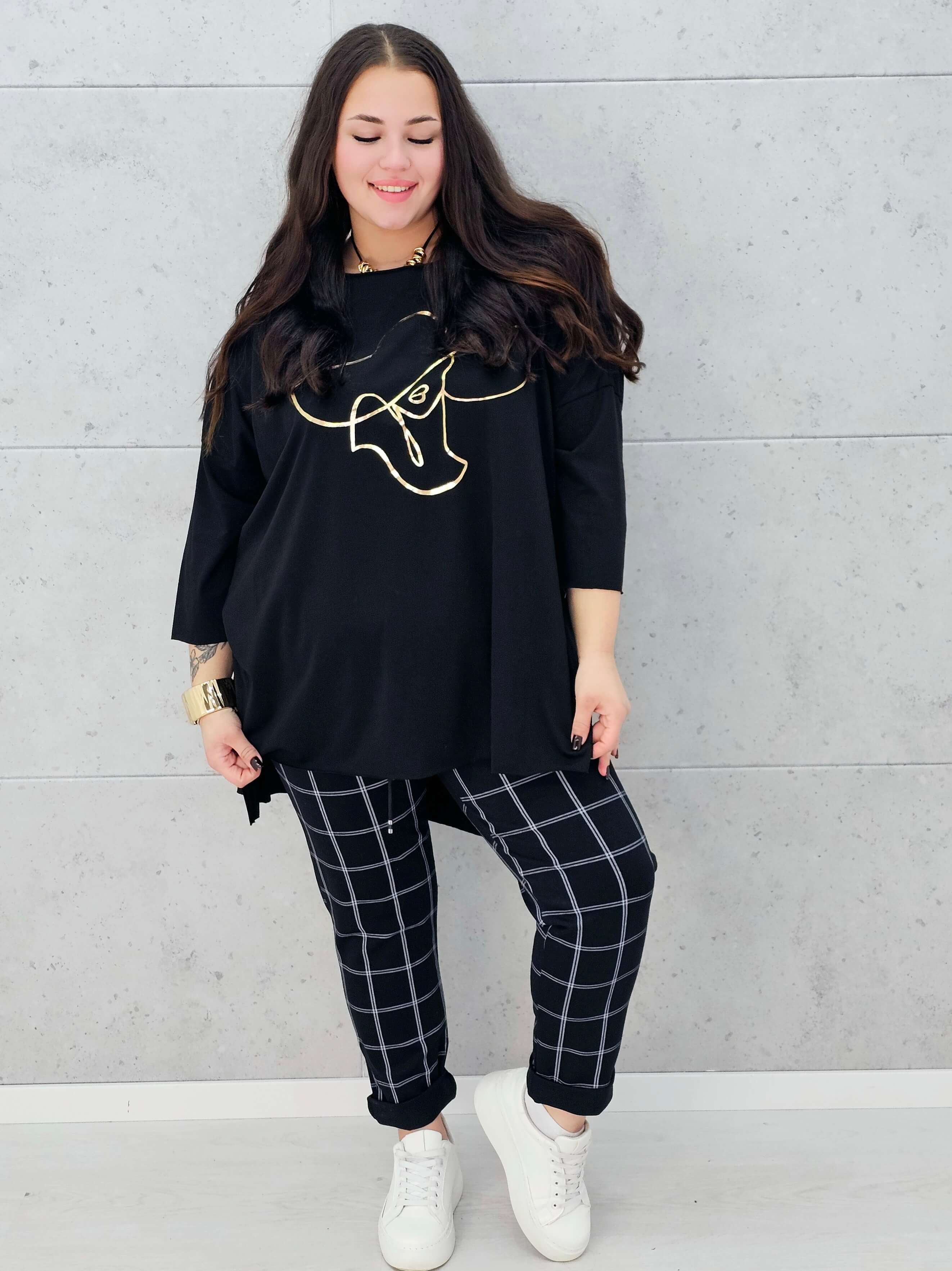 czarna bluzka plus size Stylowa XL ze złotym nadrukiem kobiety w kapeluszu – w całości
