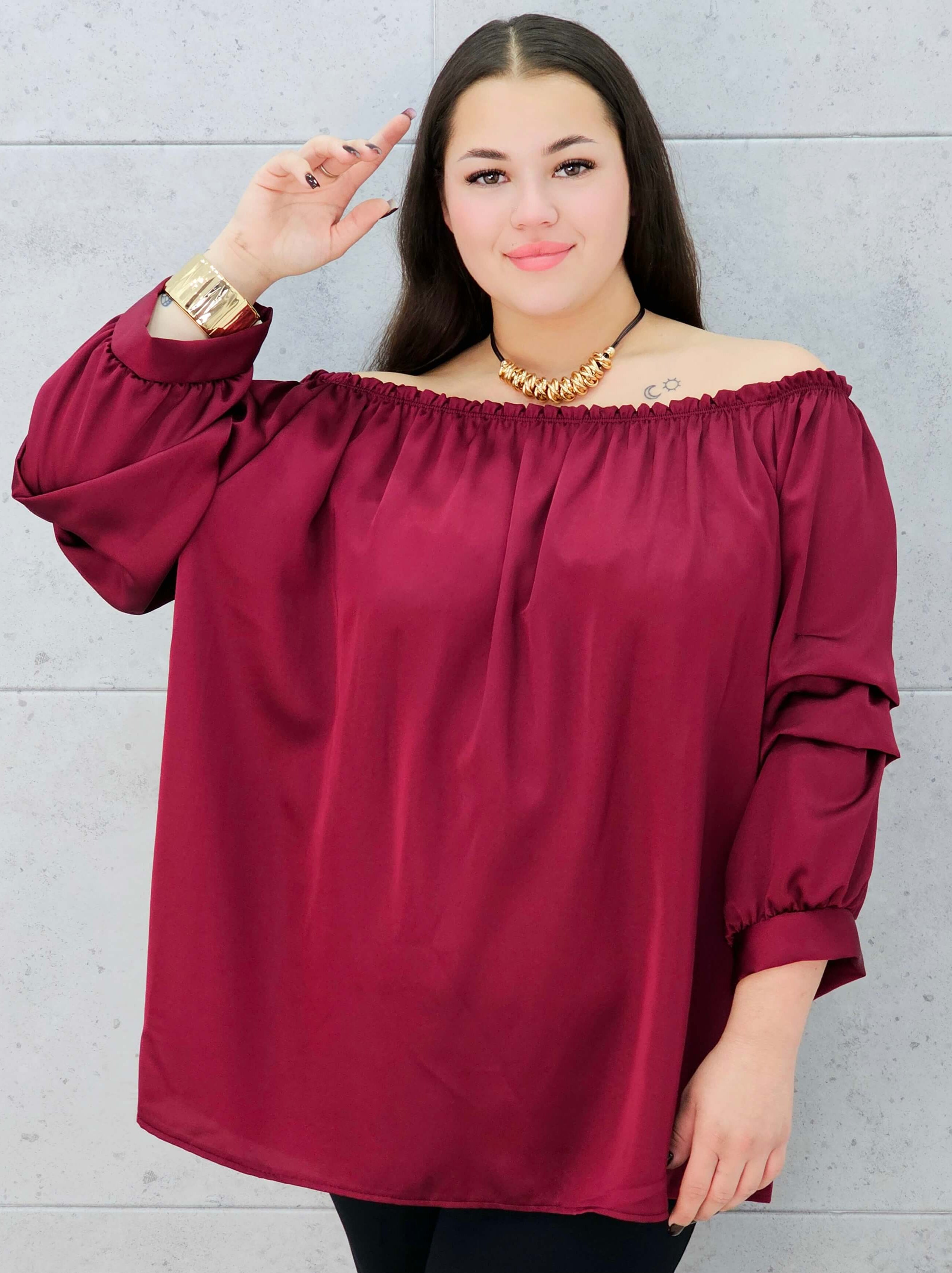 bordowa bluzka hiszpanka plus size – na modelce