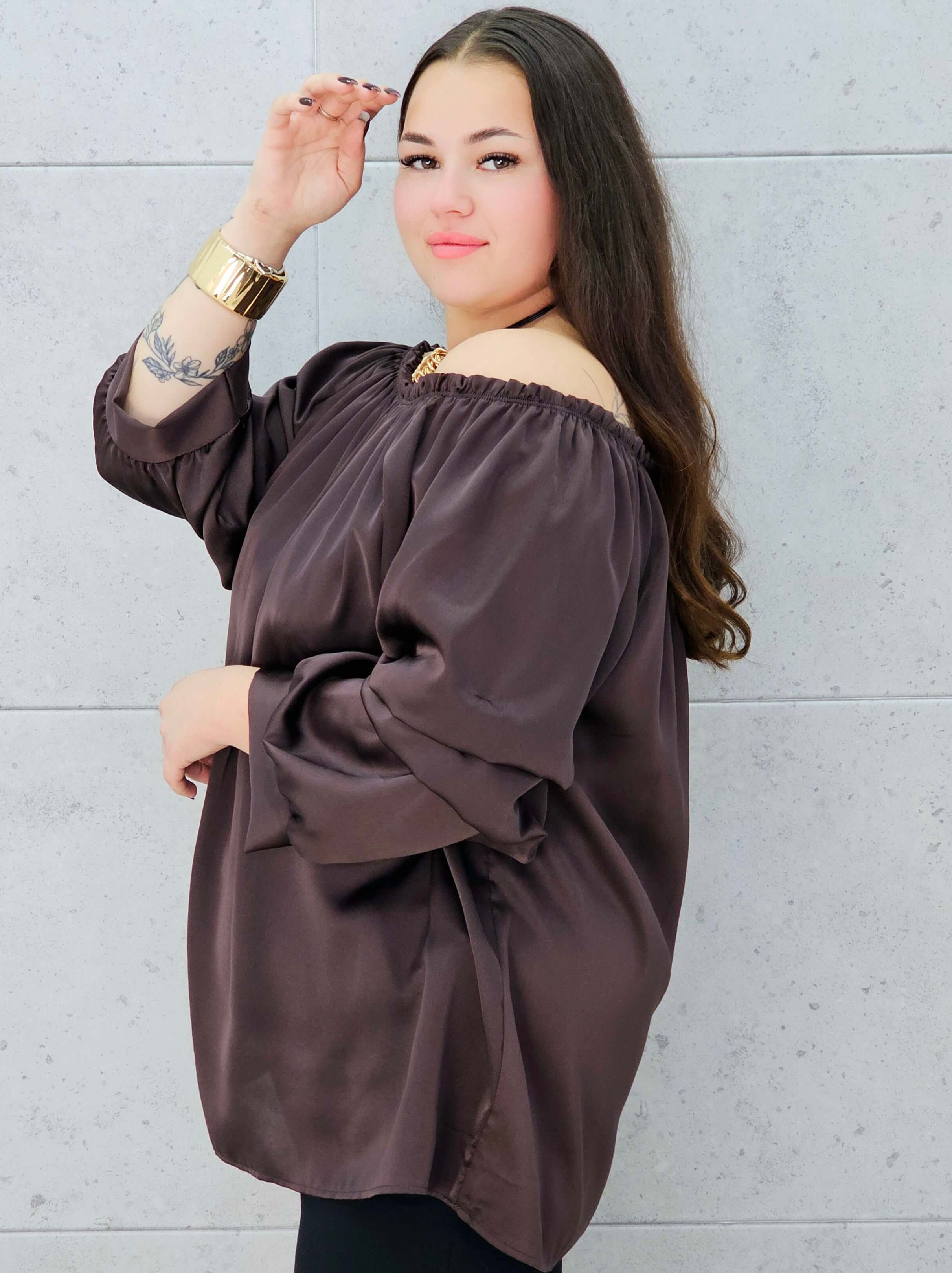 brązowa bluzka hiszpanka plus size – stylizacja