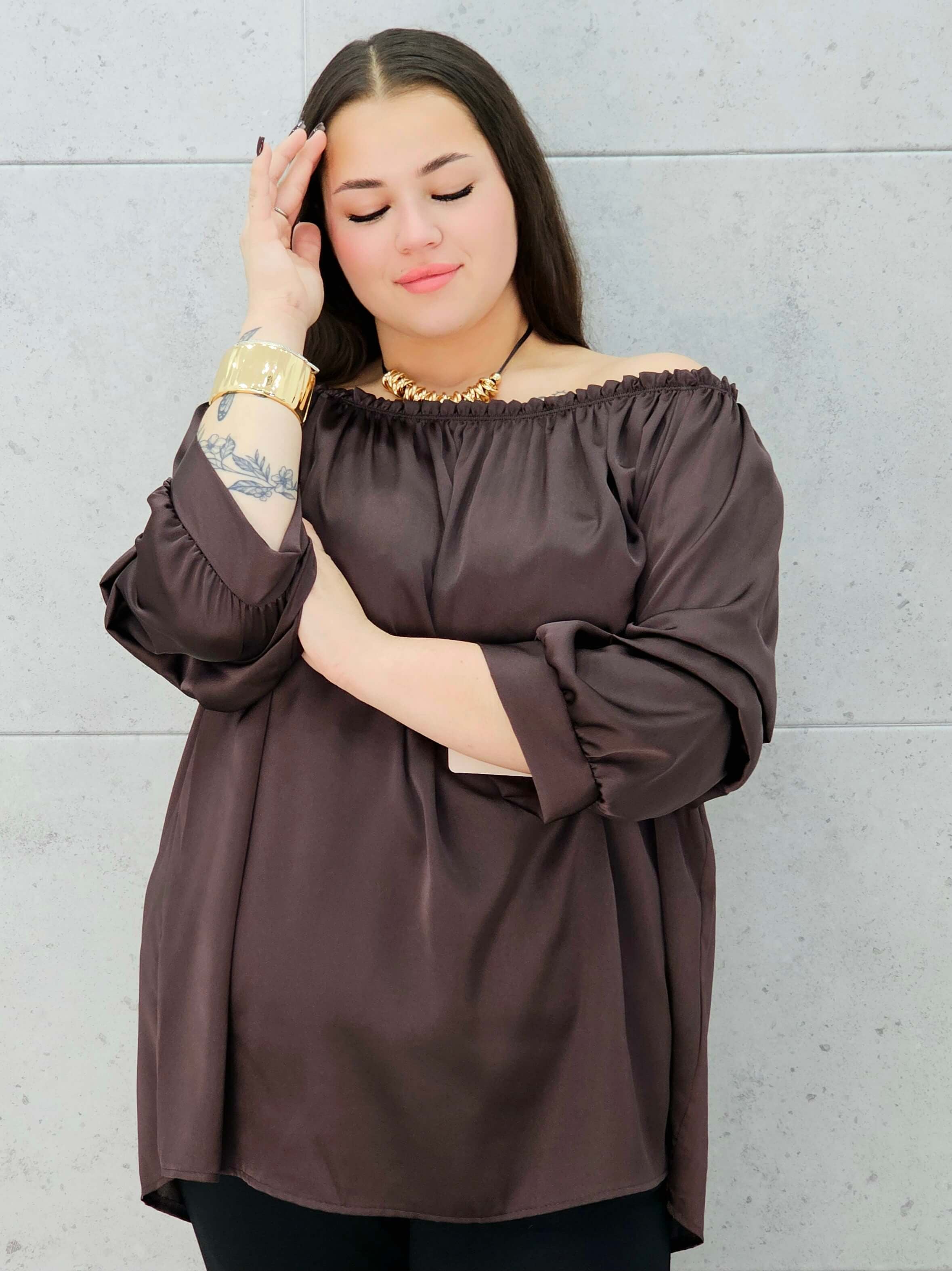 brązowa bluzka hiszpanka plus size – stylizacja-dekolt