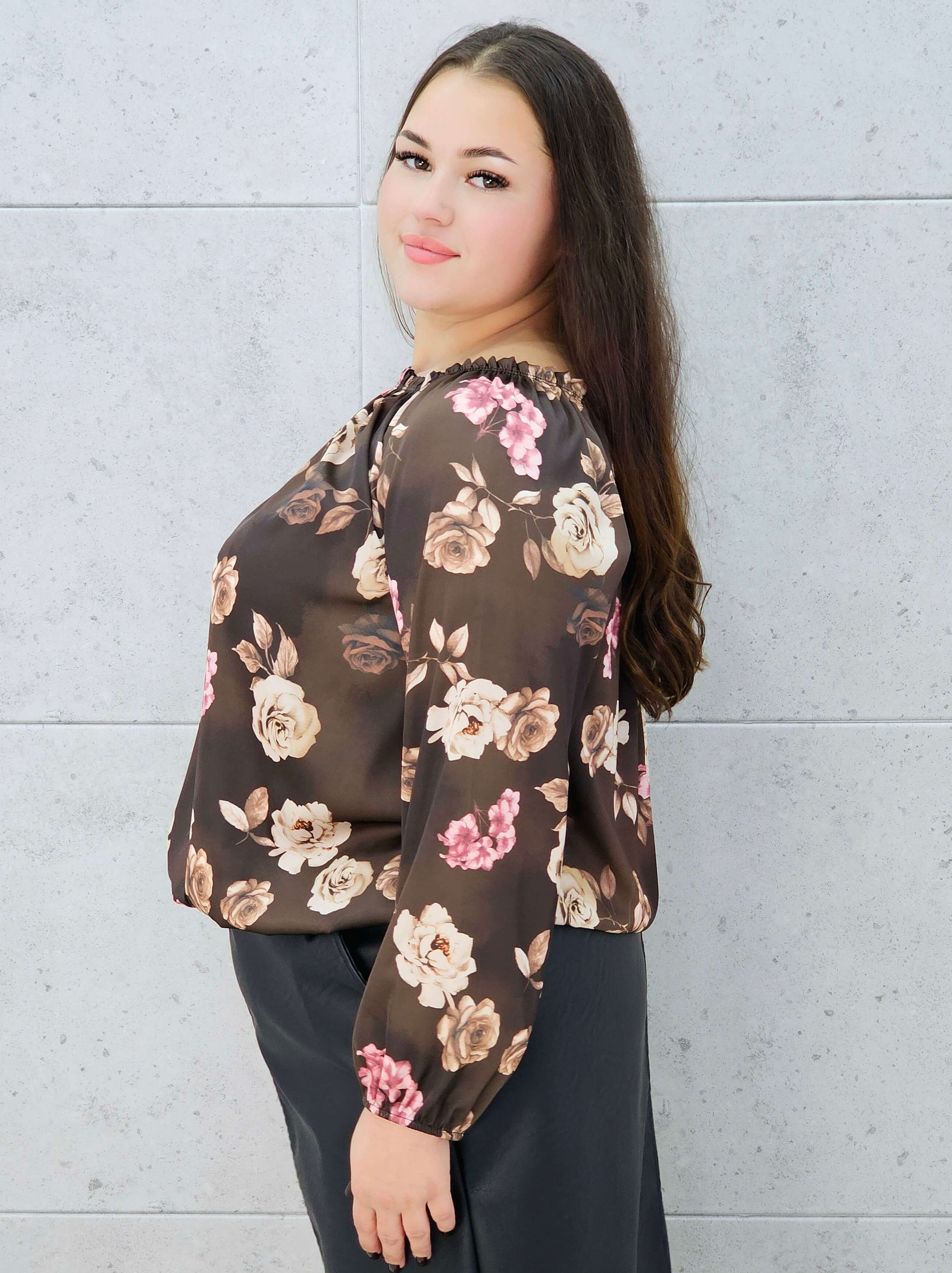 Detale materiału bluzki hiszpanki w kwiaty – Stylowa XL