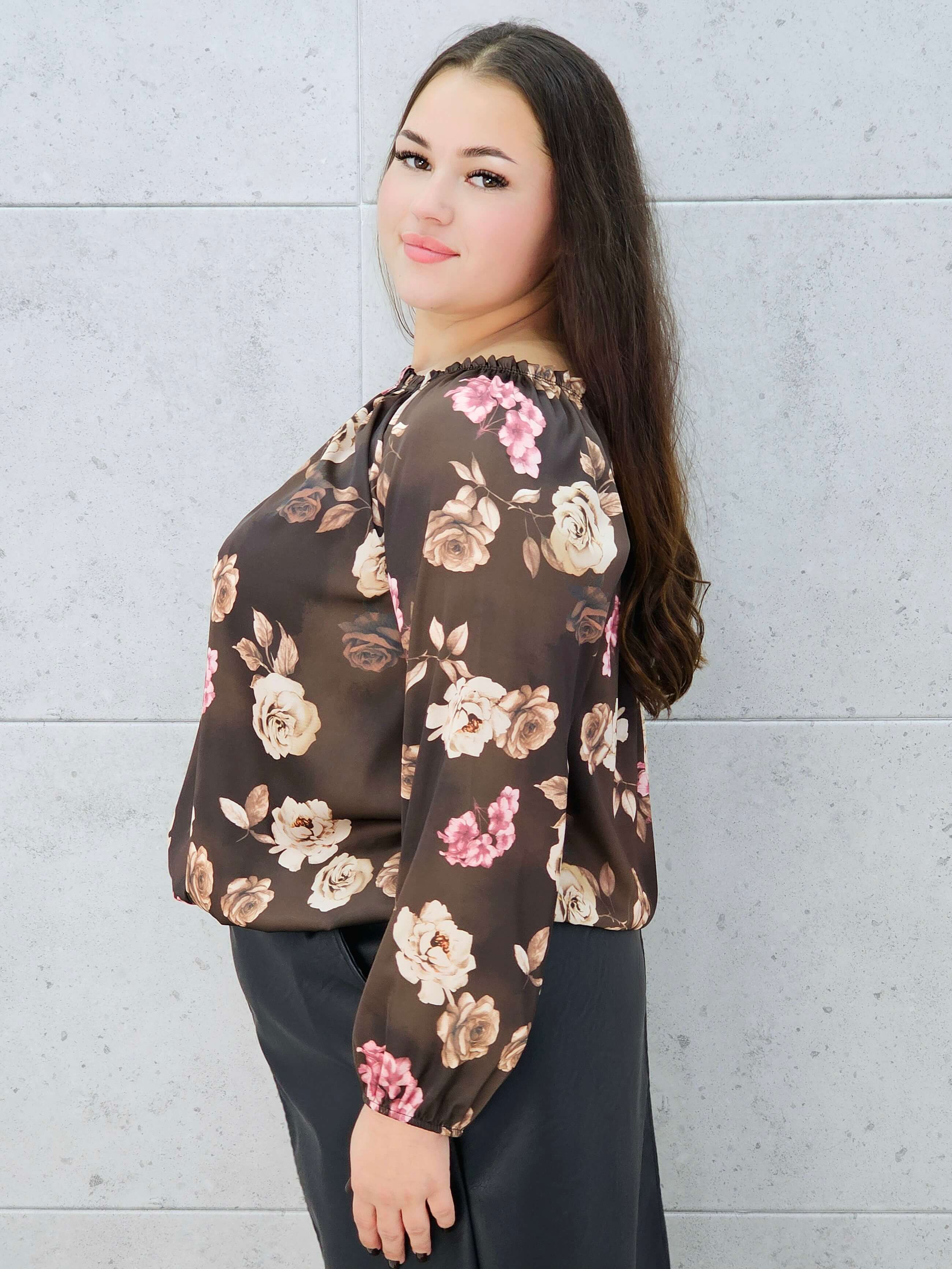 Detale materiału bluzki hiszpanki w kwiaty – Stylowa XL