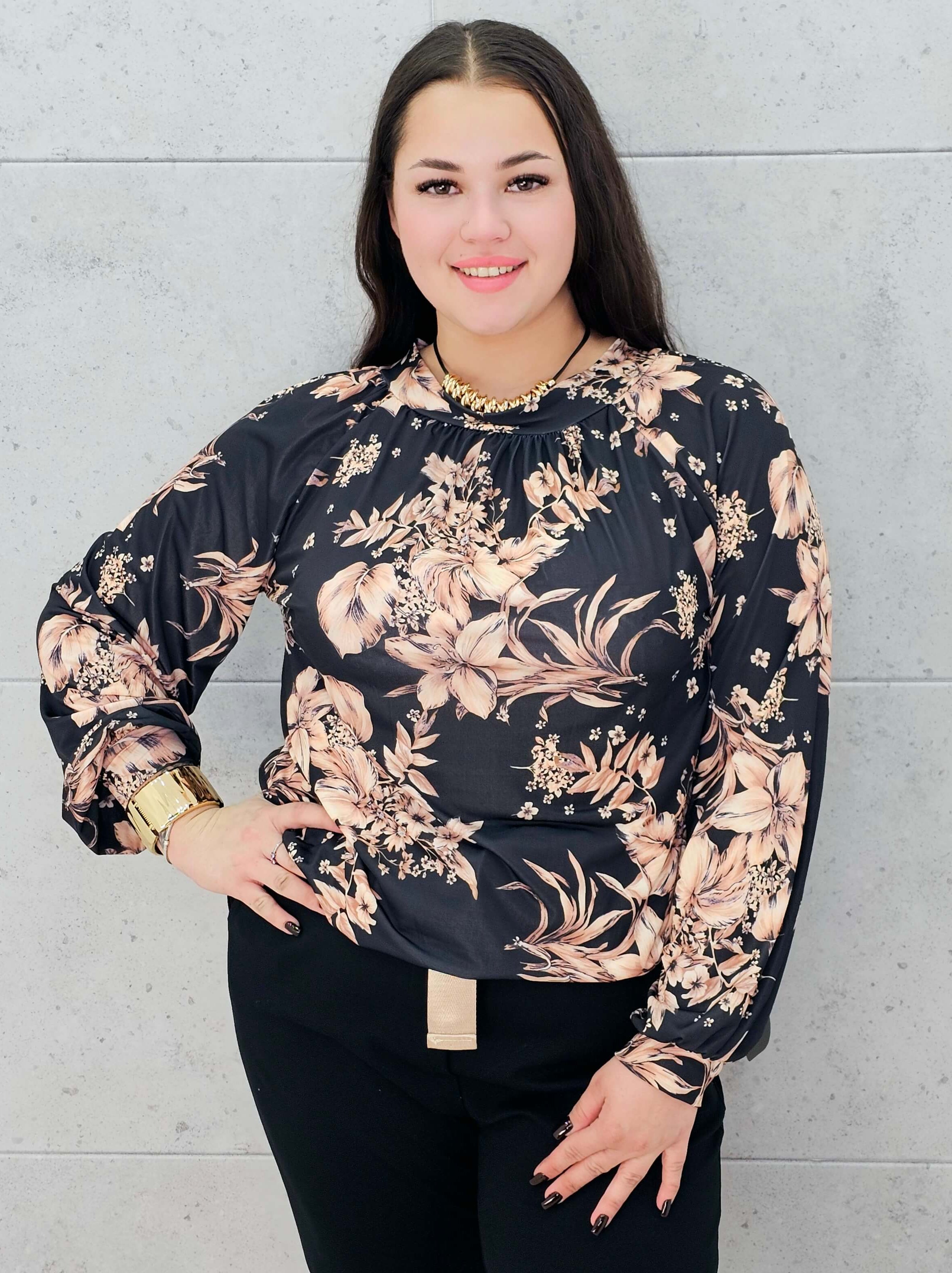bluzka w kwiaty beżowo-czarna plus size Stylowa XL – przód