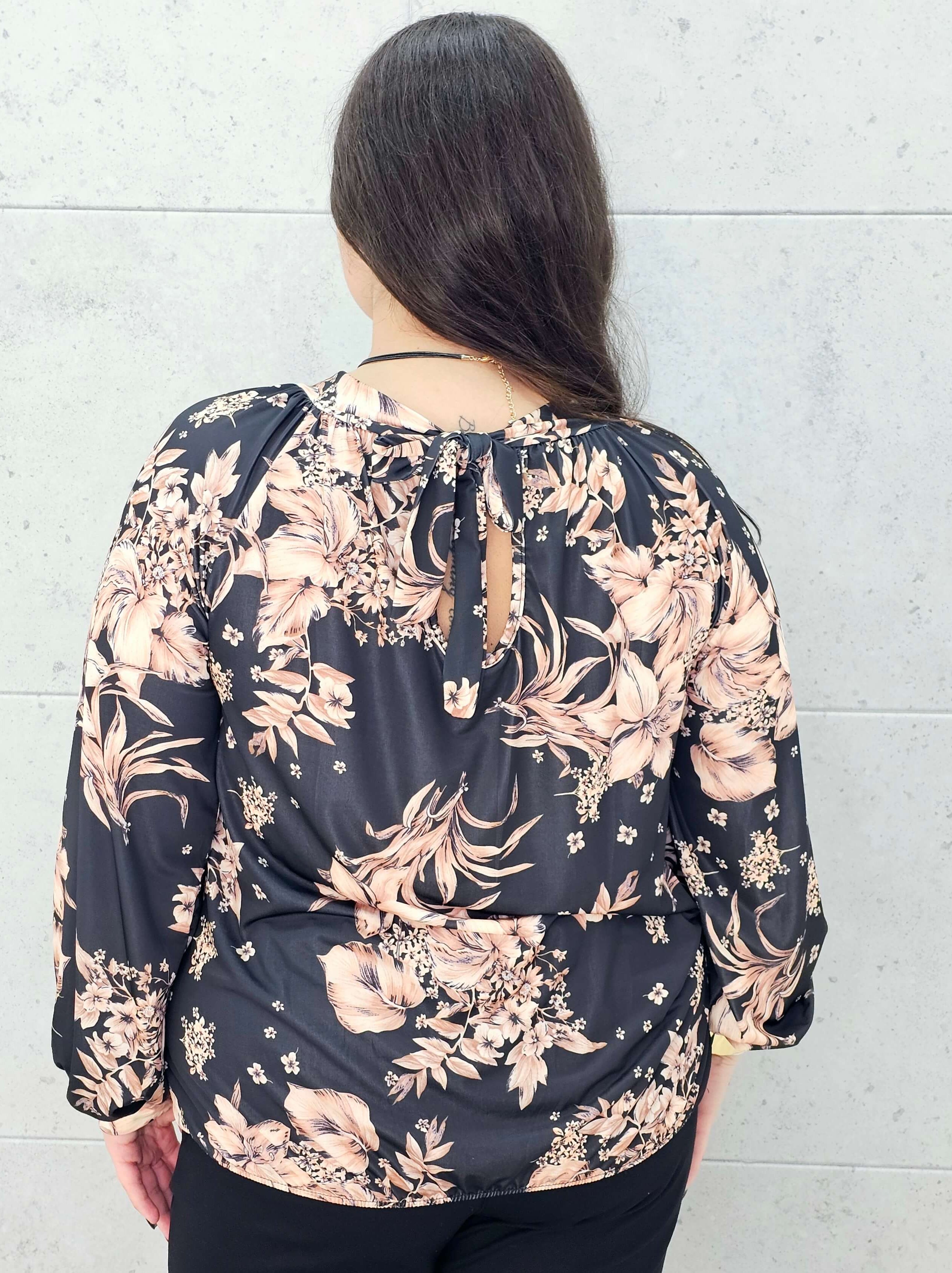 bluzka w kwiaty beżowo-czarna plus size Stylowa XL – wiązana na tyle