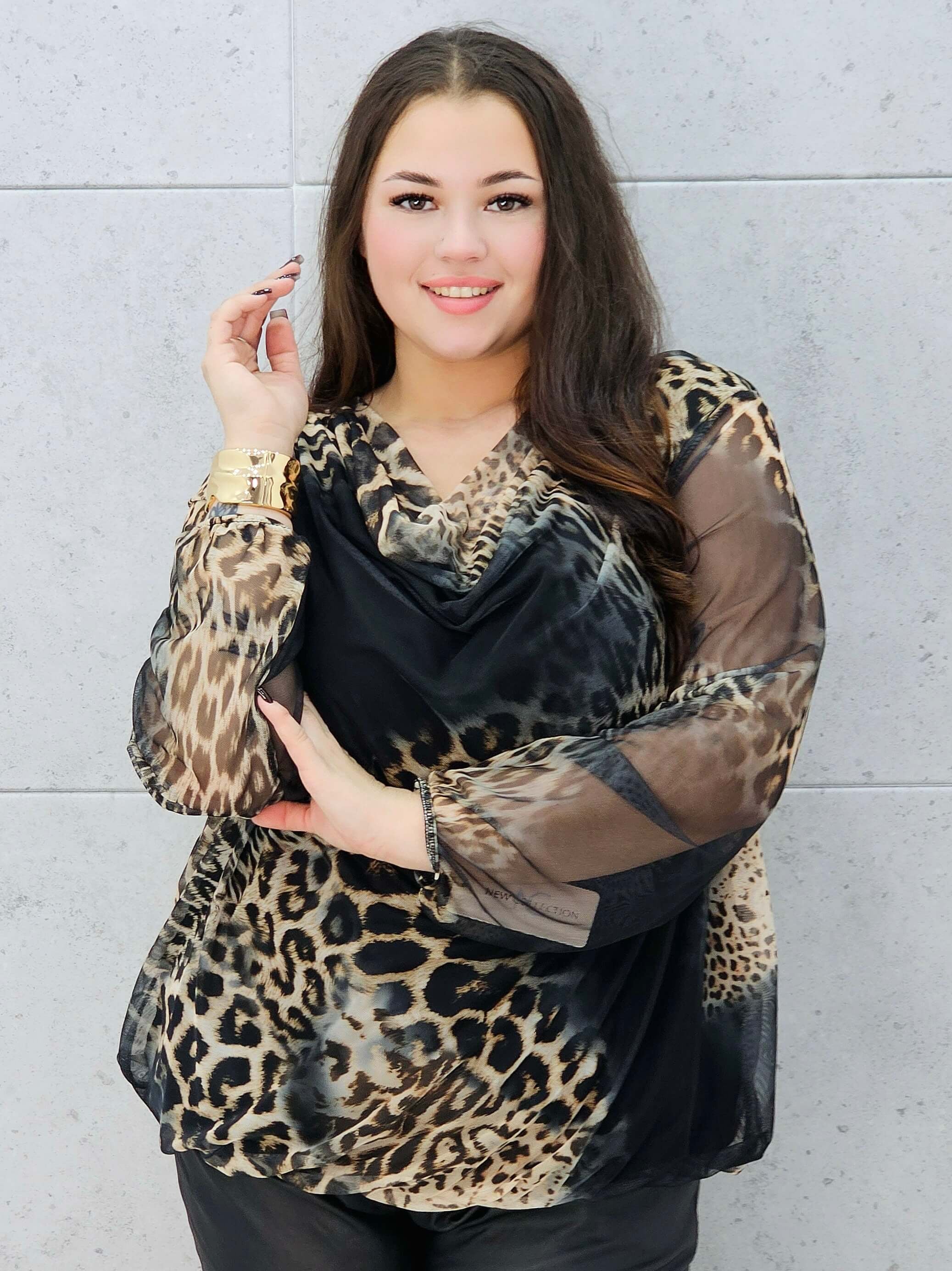 bluzka w panterkę z lejącym dekoltem plus size – na modelce