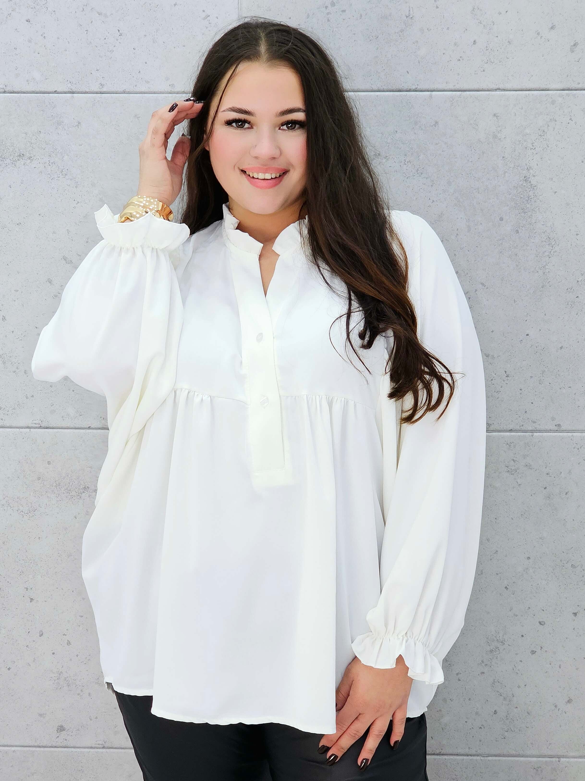 bluzka z bufiastymi rękawami biała plus size – rękaw detale