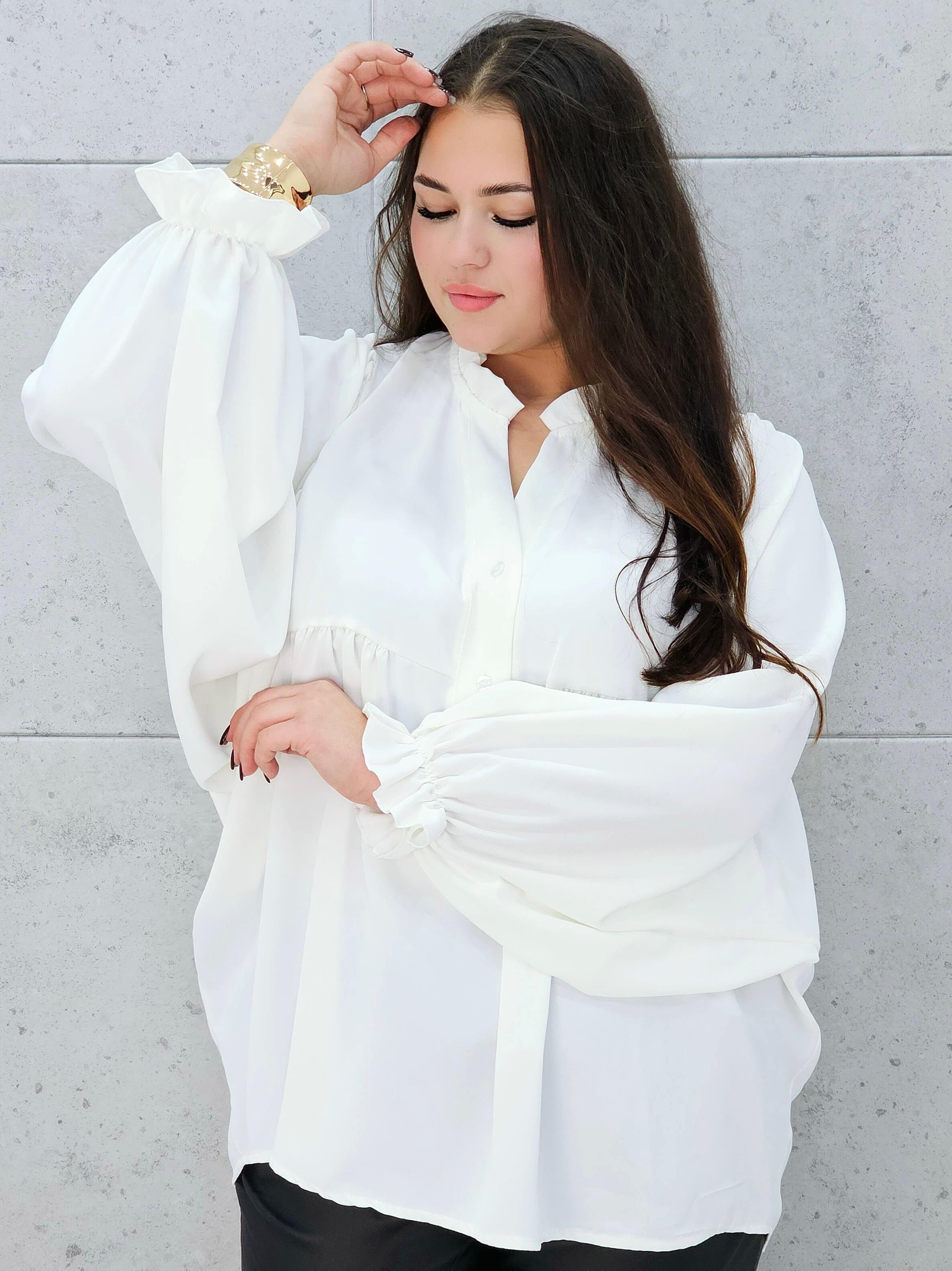 bluzka z bufiastymi rękawami biała plus size – rękaw