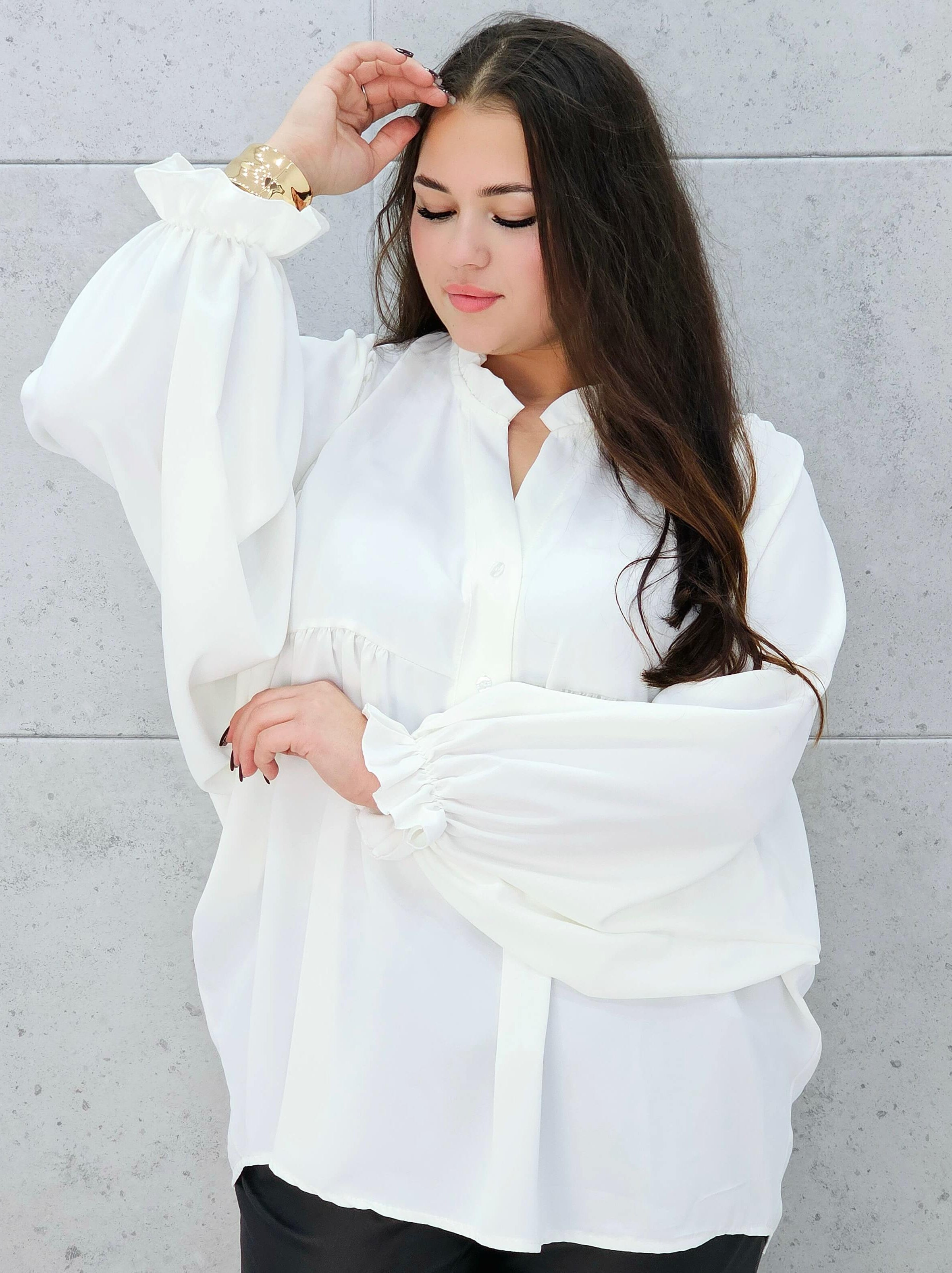 bluzka z bufiastymi rękawami biała plus size – rękaw