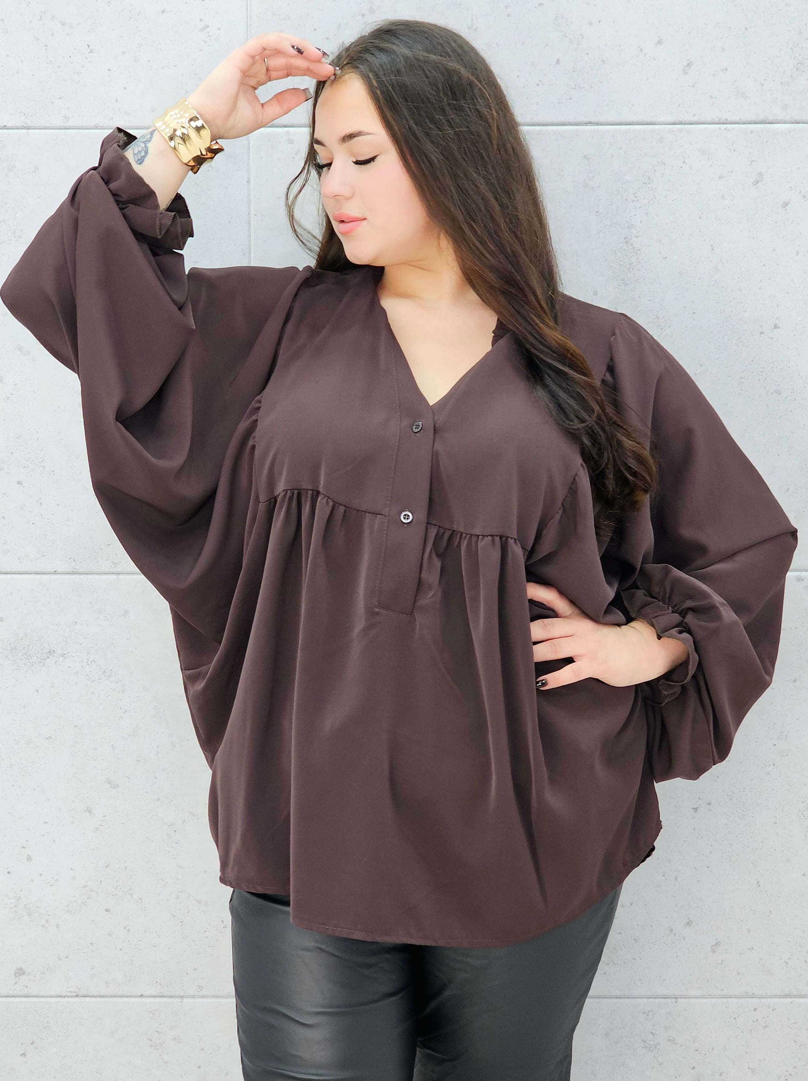 bluzka z bufiastymi rękawami brązowa plus size – przodem
