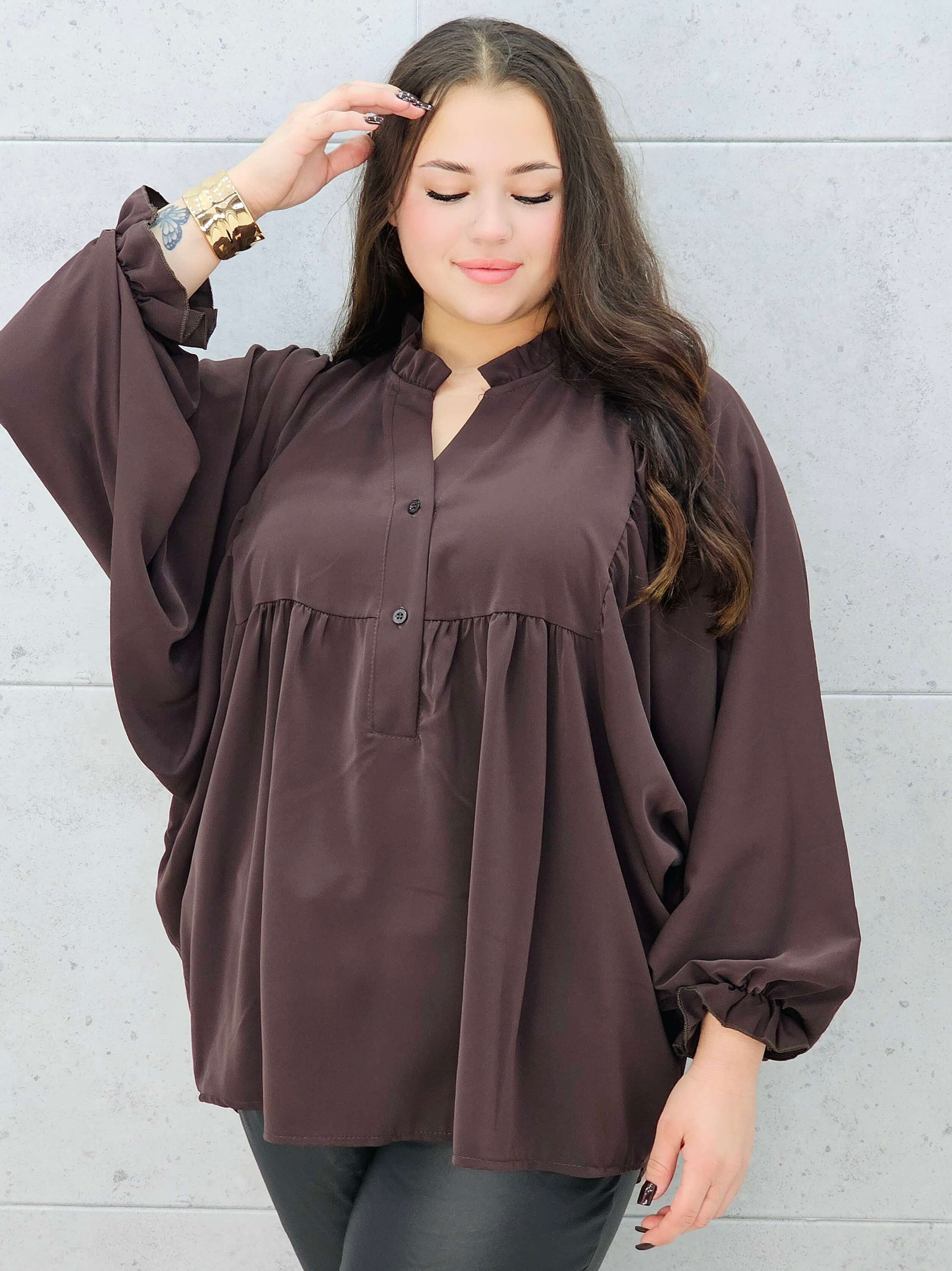 bluzka z bufiastymi rękawami brązowa plus size – z bliska