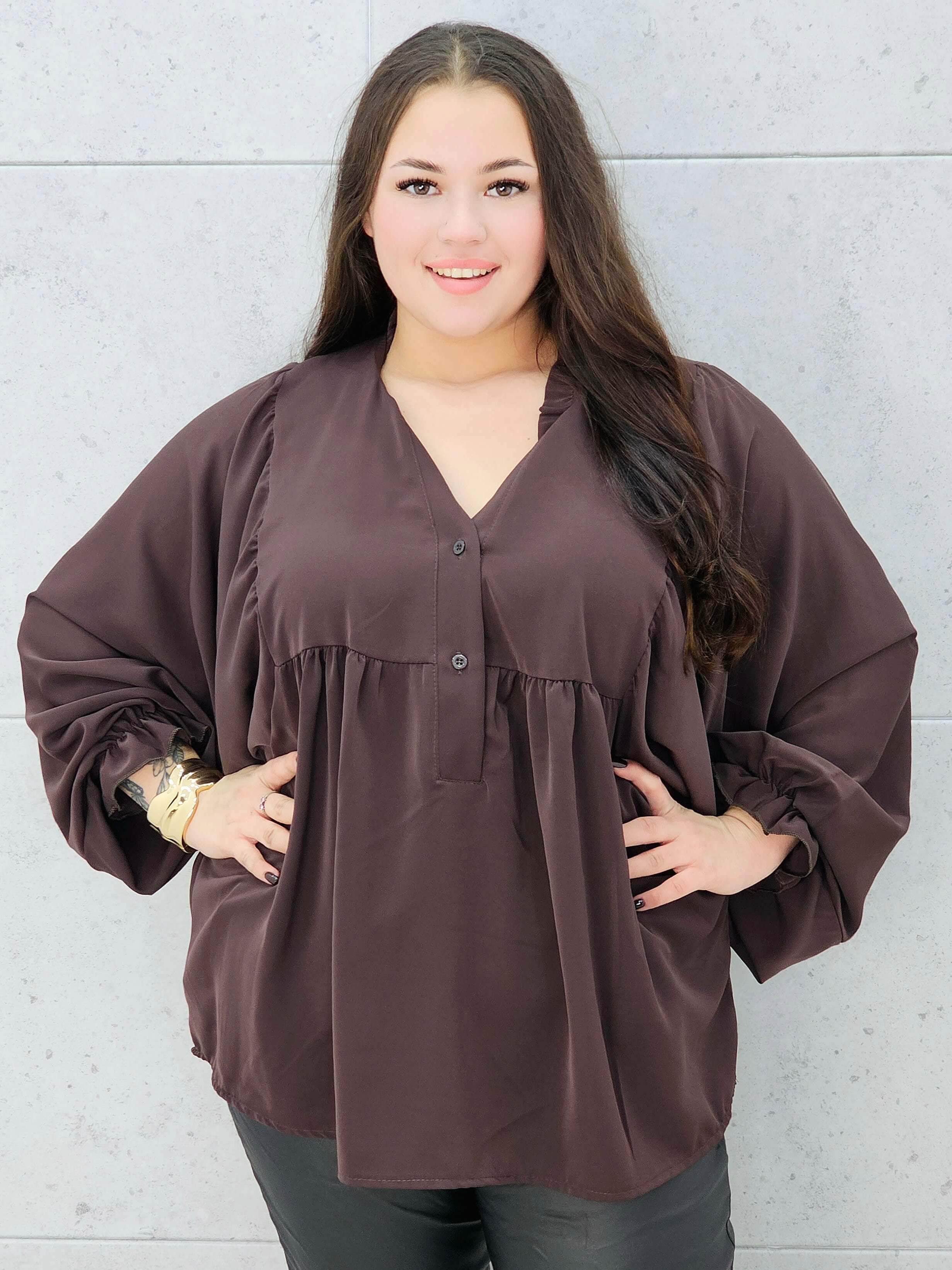 bluzka z bufiastymi rękawami brązowa plus size – przodem