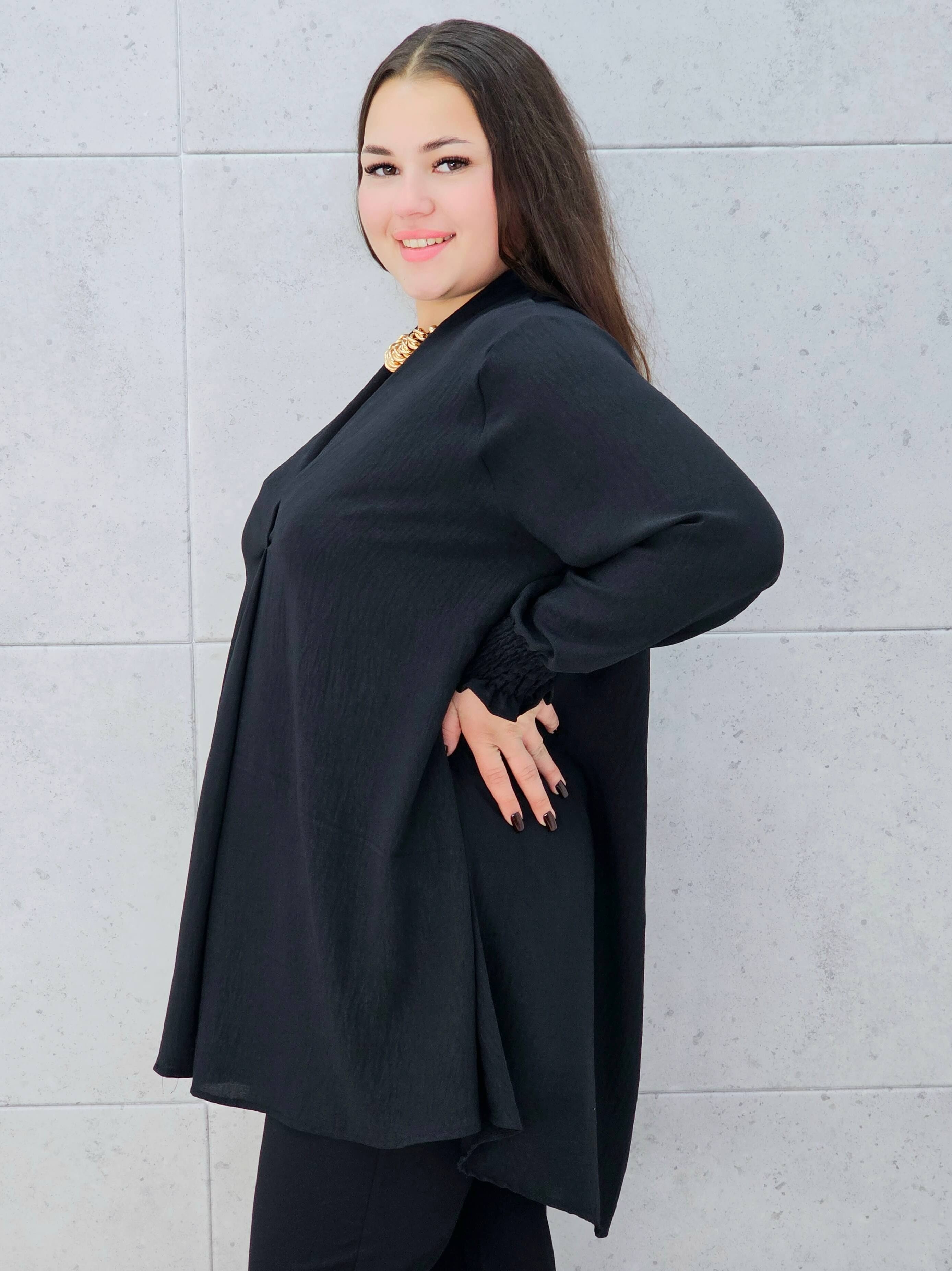 czarna bluzka z dekoltem v plus size Stylowa XL – bok