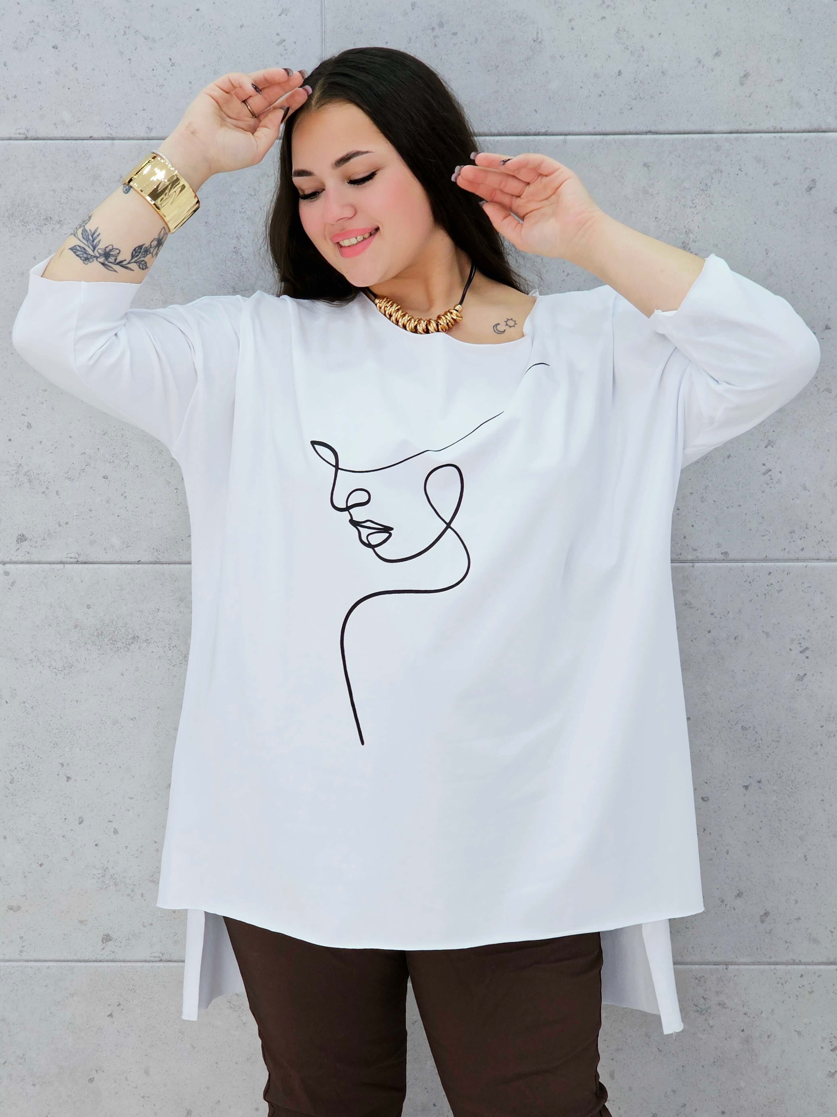 Bluzka plus size z nadrukiem twarzy – modna i stylowa propozycja na co dzień i spotkania Stylowa XL