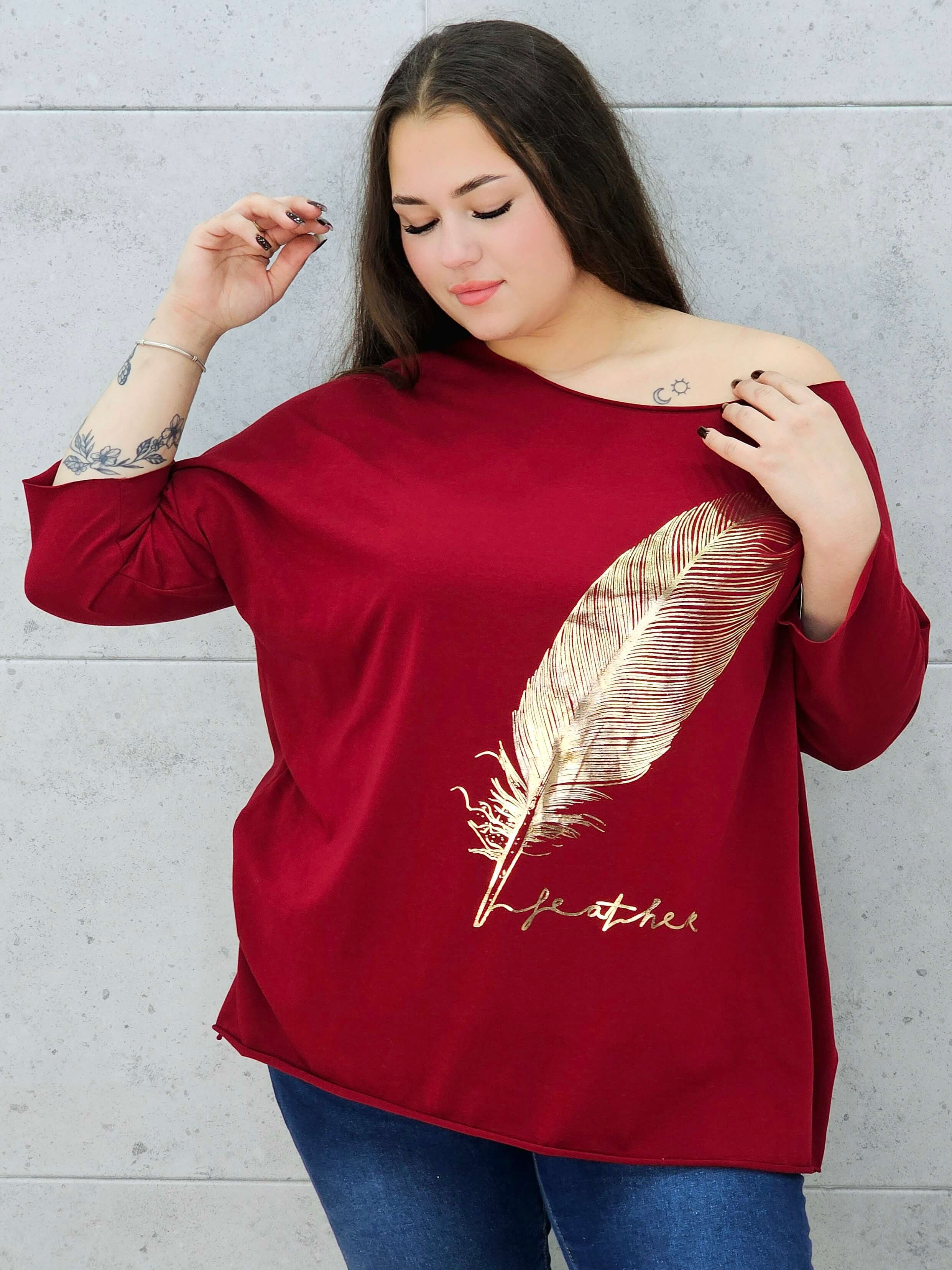 bluzka ze złotym piórem bordo  plus size z bliska