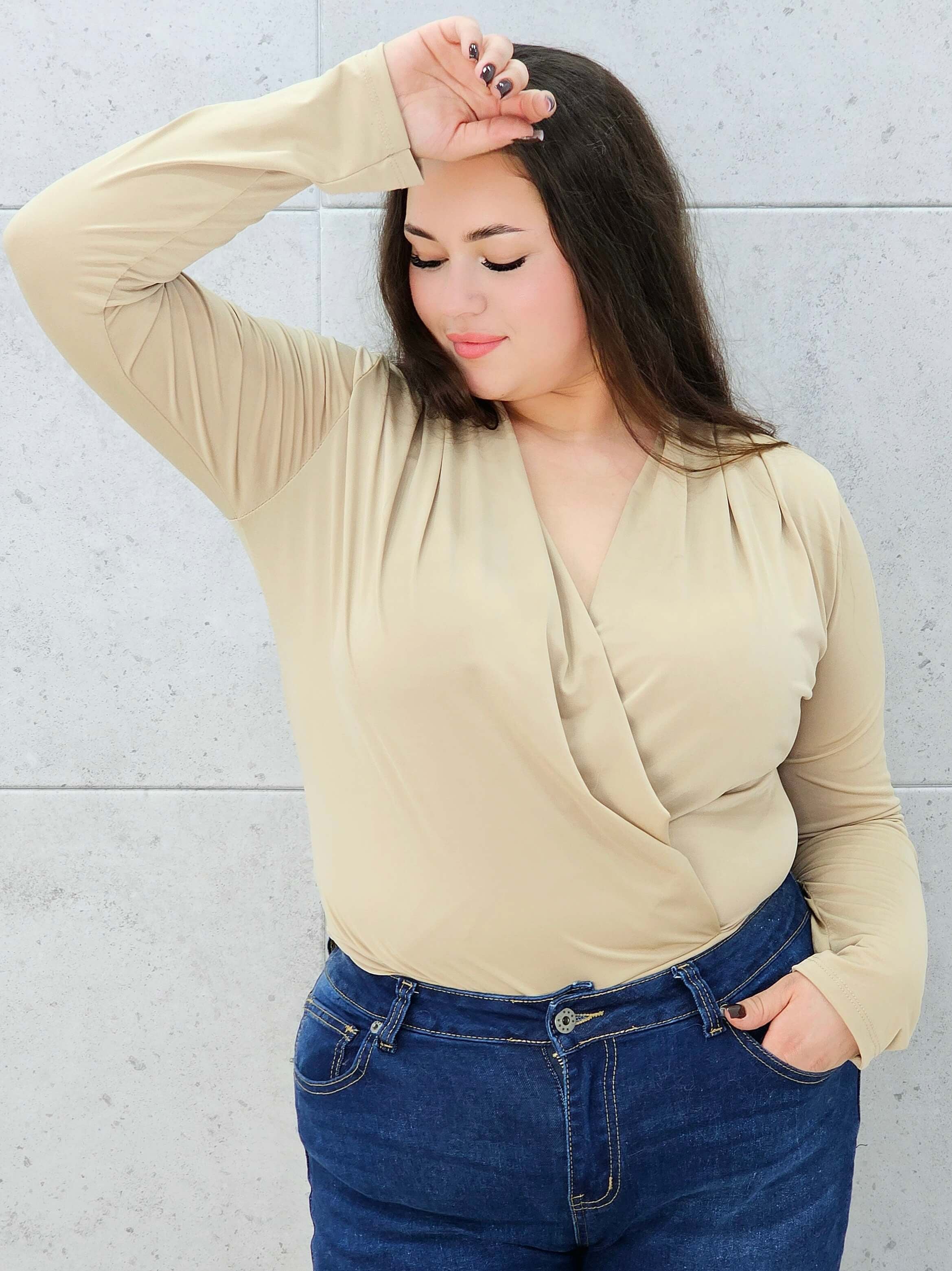 body kopertowe beżowe plus size – z bliska