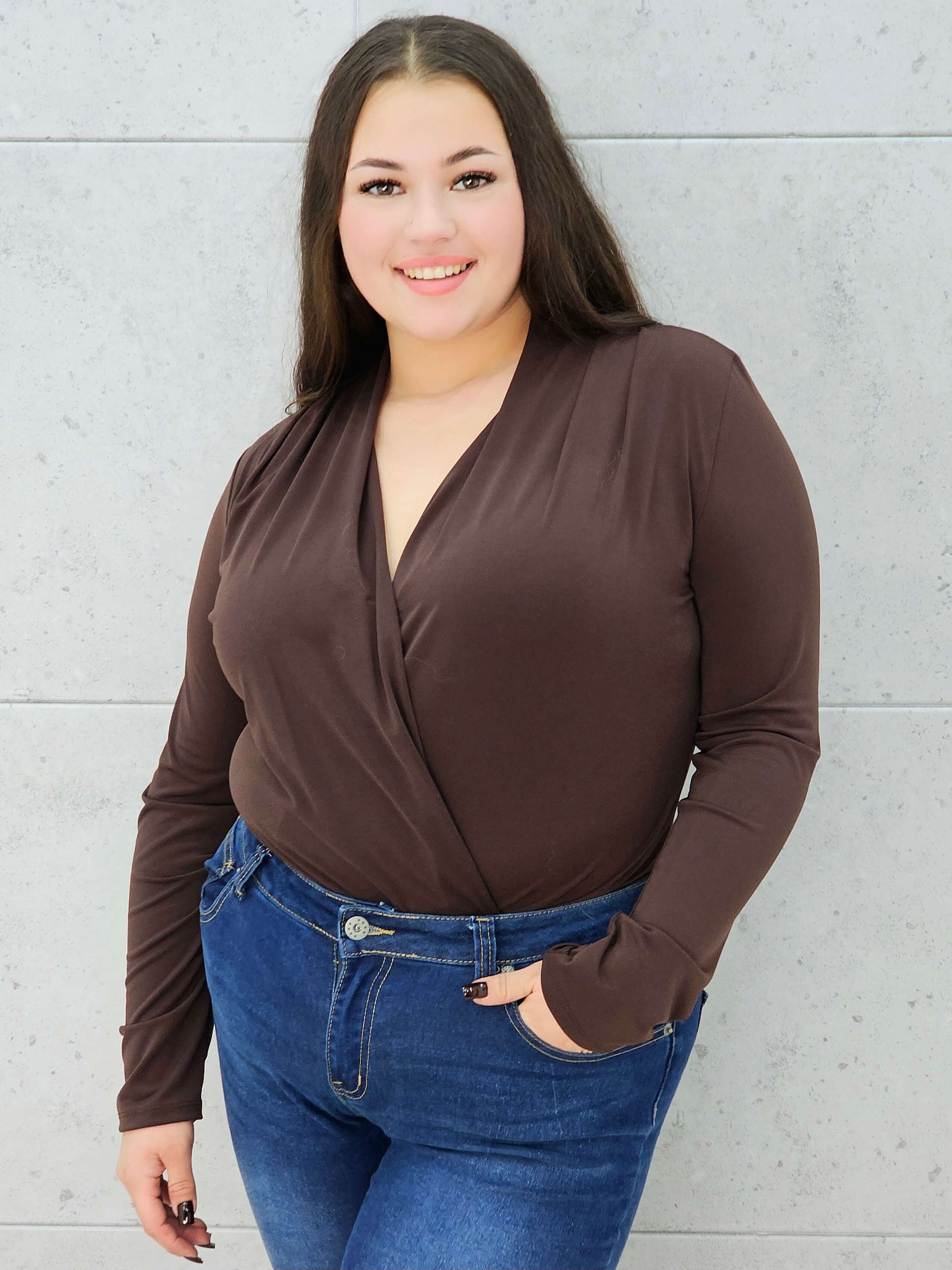 body kopertowe brązowe plus size –  z bliska