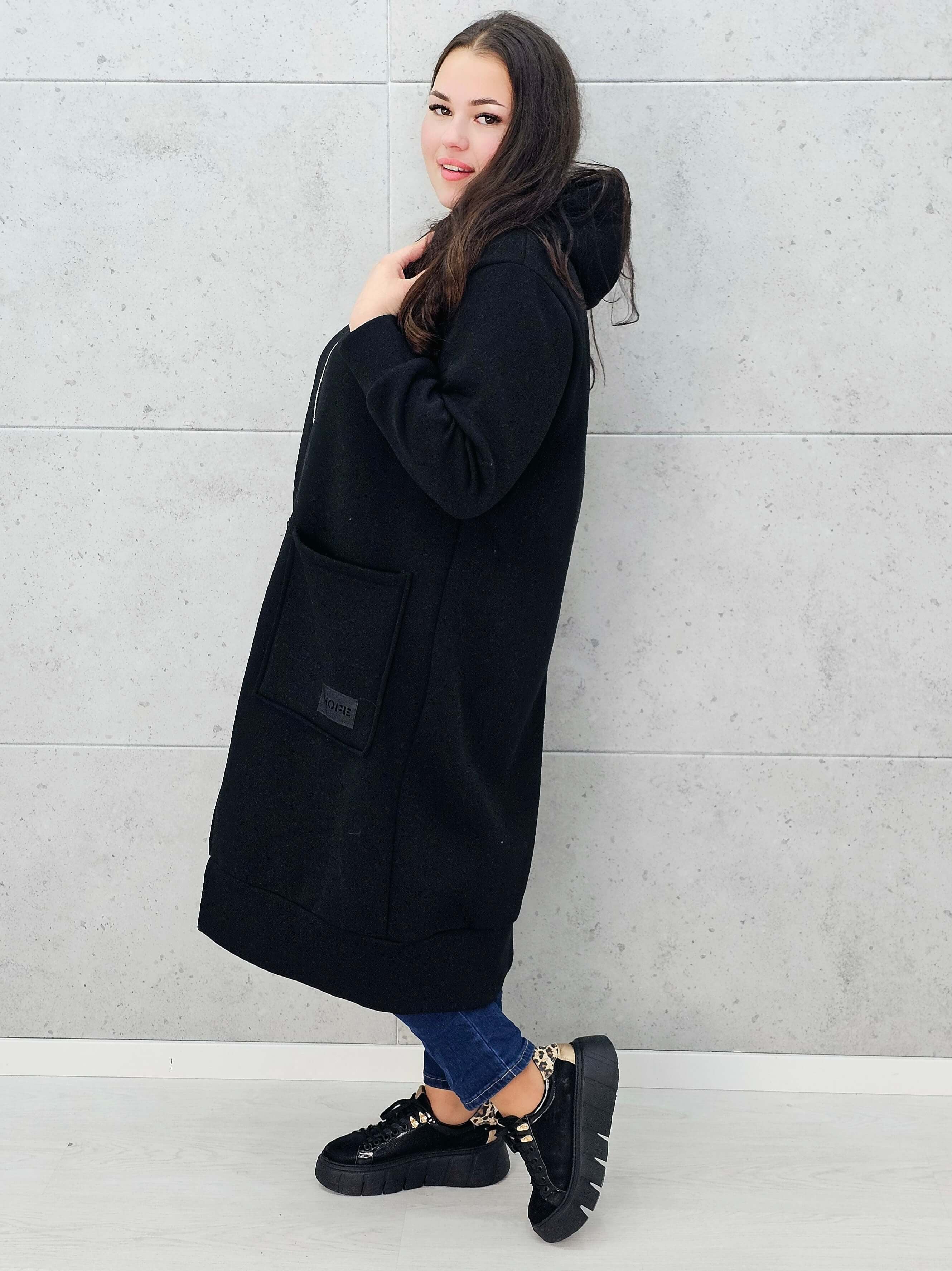 bluza plus size czarna z zamkiem i kieszeniami – widok z boku