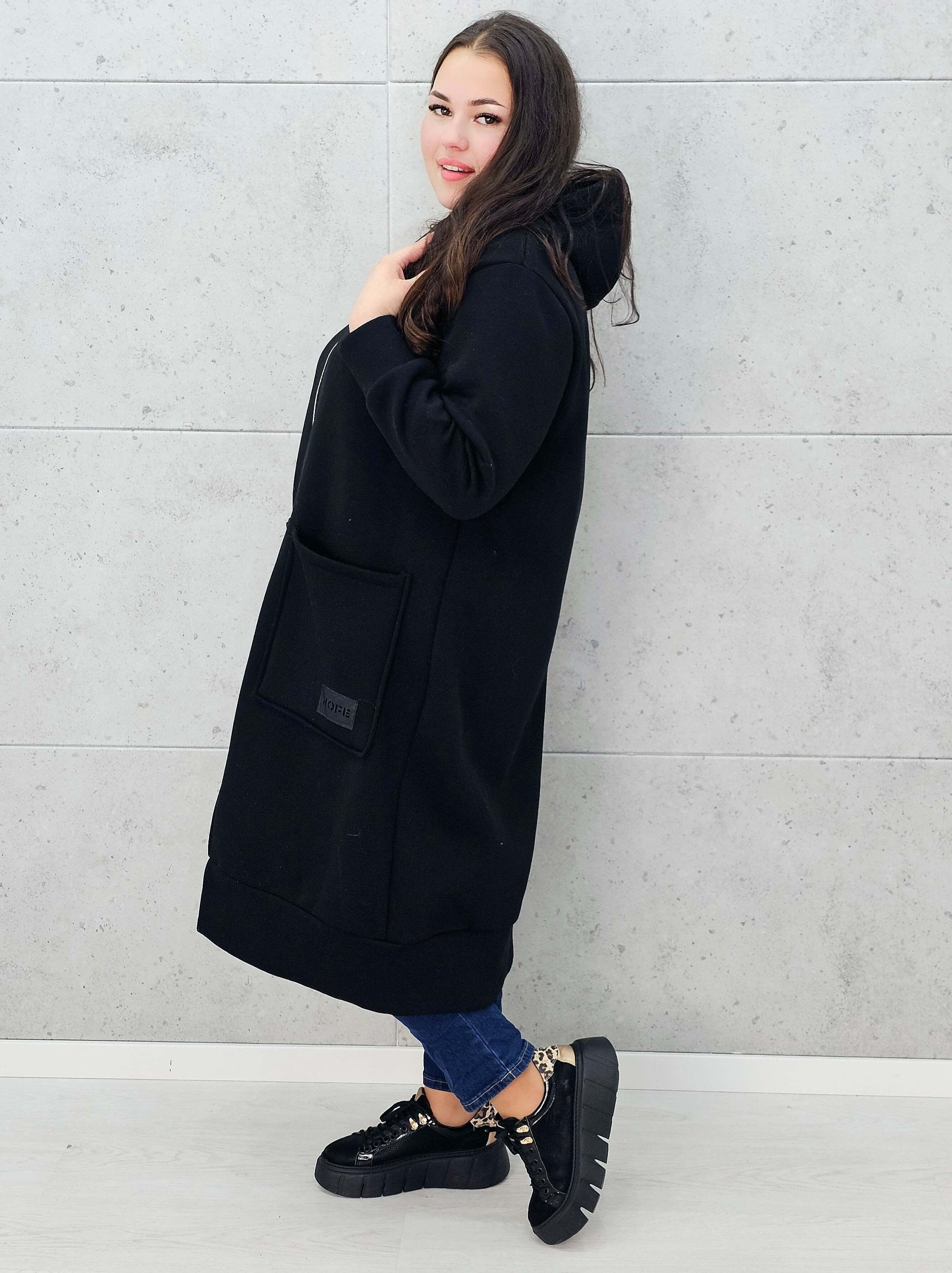 bluza plus size czarna z zamkiem i kieszeniami – widok z boku