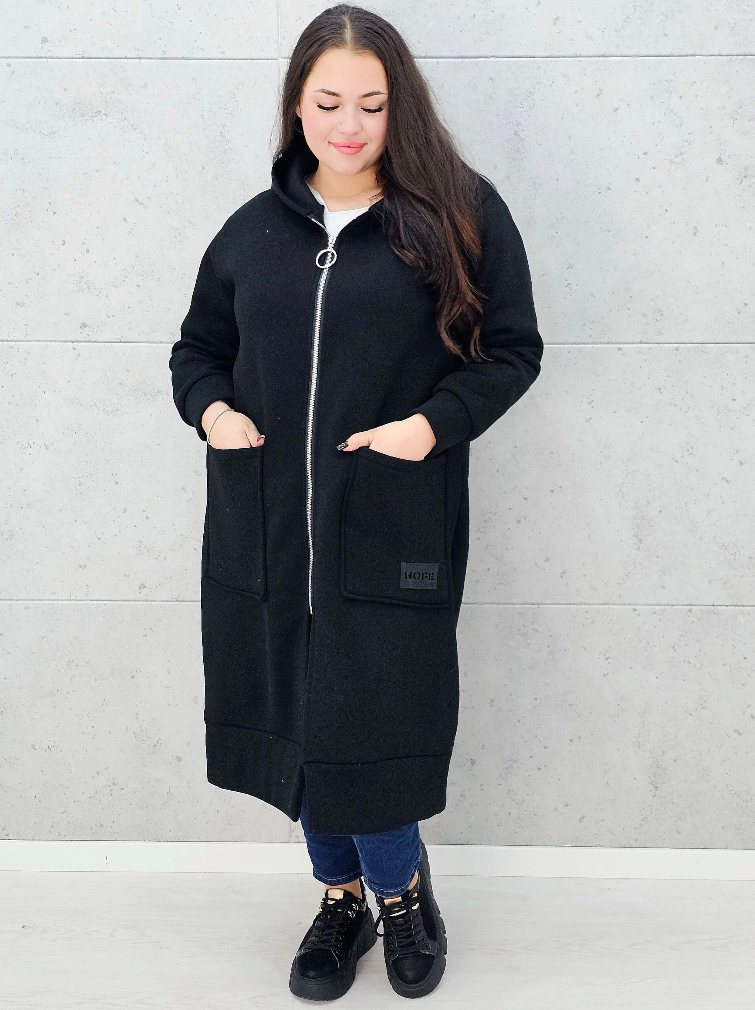 bluza plus size czarna z zamkiem i kieszeniami – przód