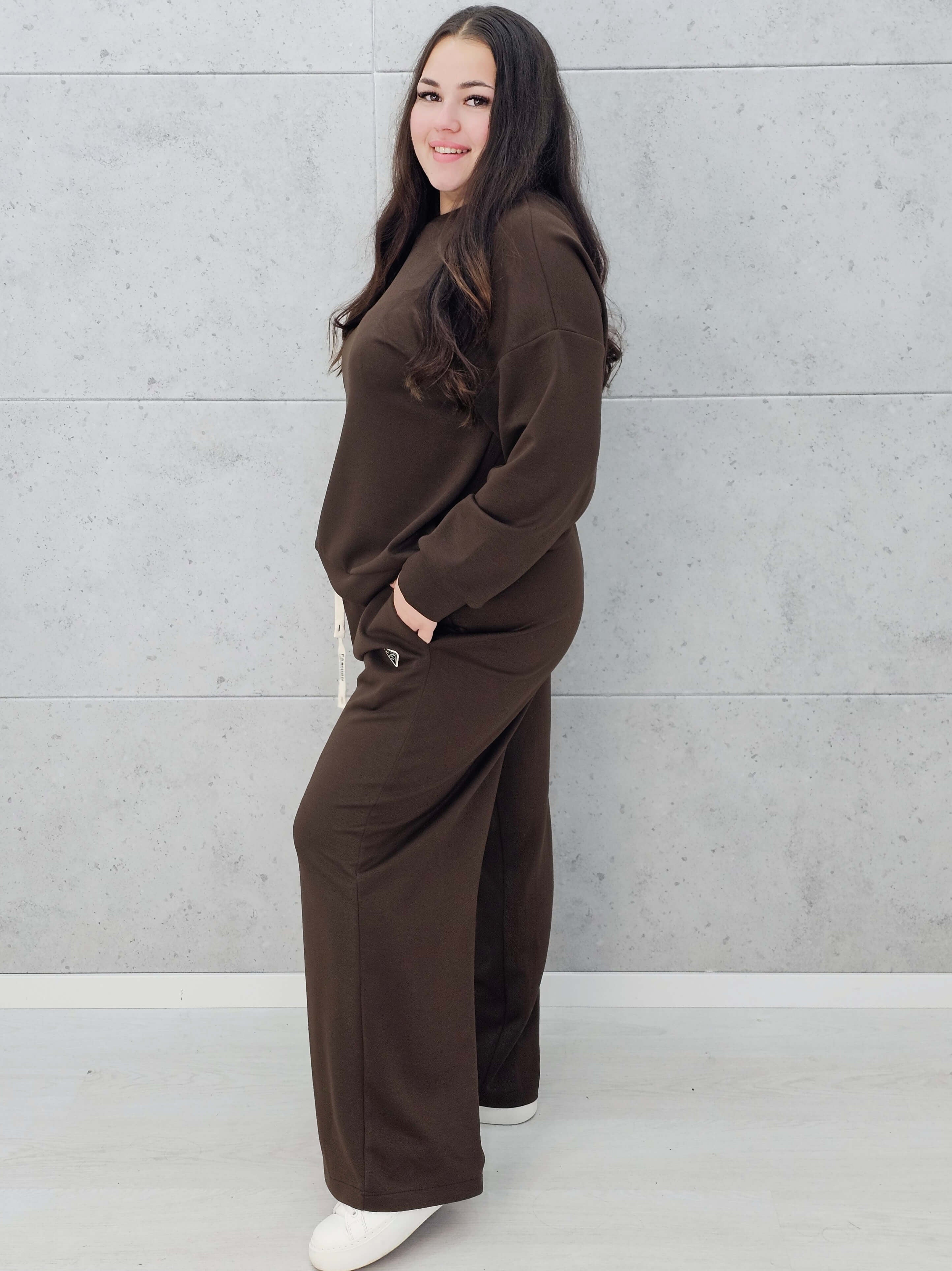 Dres plus size z szerokimi spodniami – komfortowa moda XXL na co dzień i wyjątkowe okazje Stylowa XL