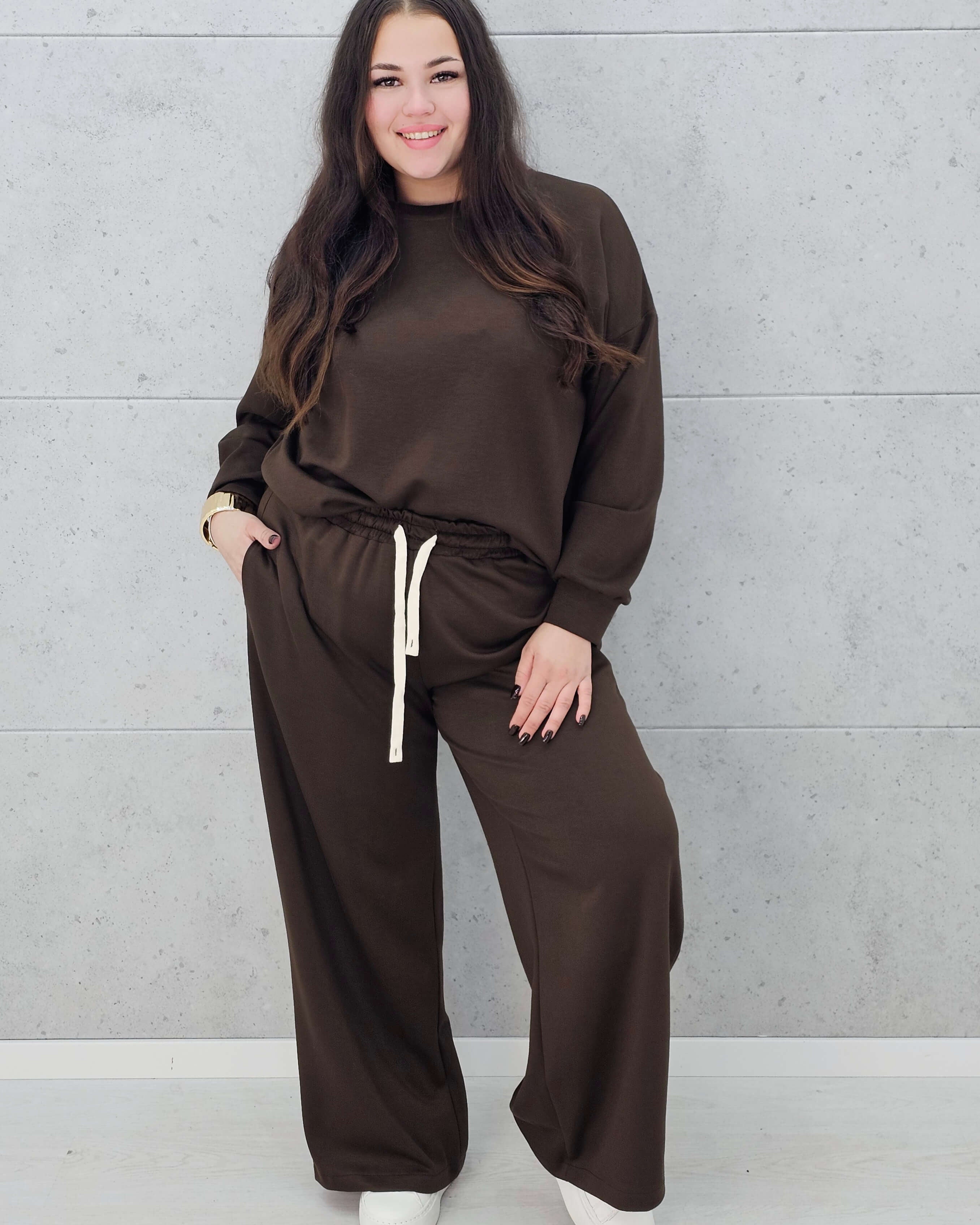 Dres plus size z szerokimi spodniami – komfortowa moda XXL na co dzień i wyjątkowe okazje Stylowa XL