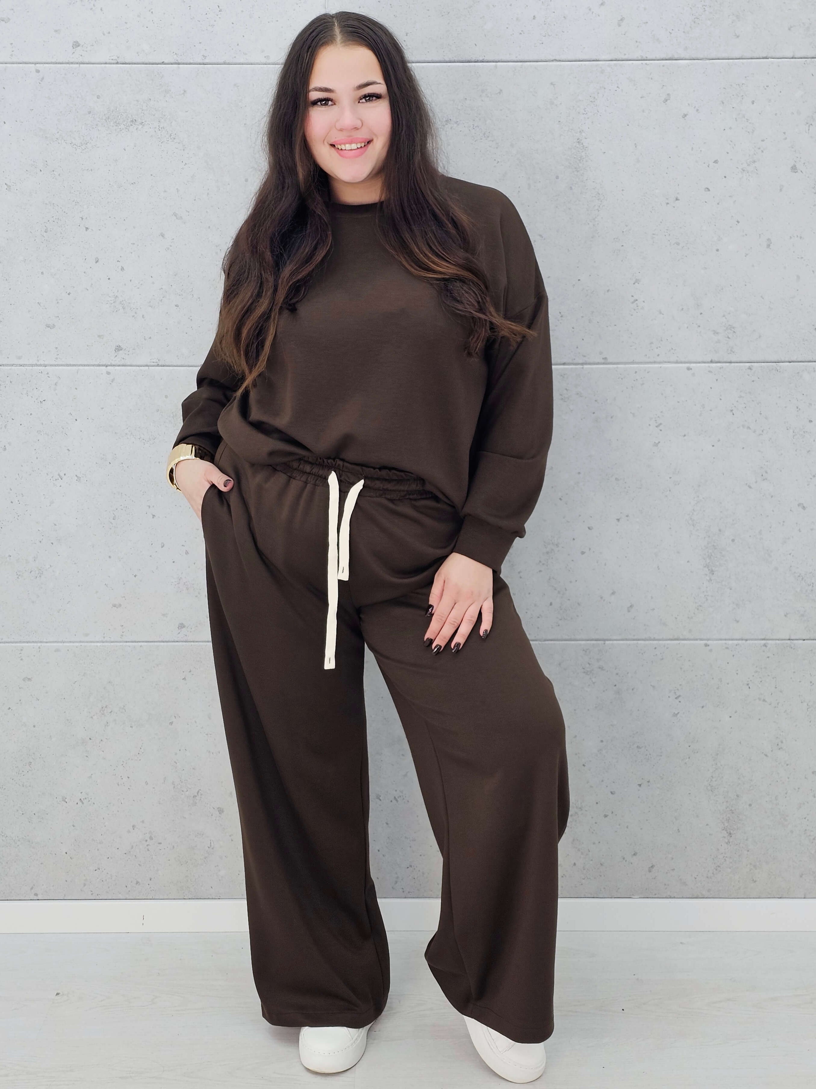 Dres plus size z szerokimi spodniami – komfortowa moda XXL na co dzień i wyjątkowe okazje Stylowa XL