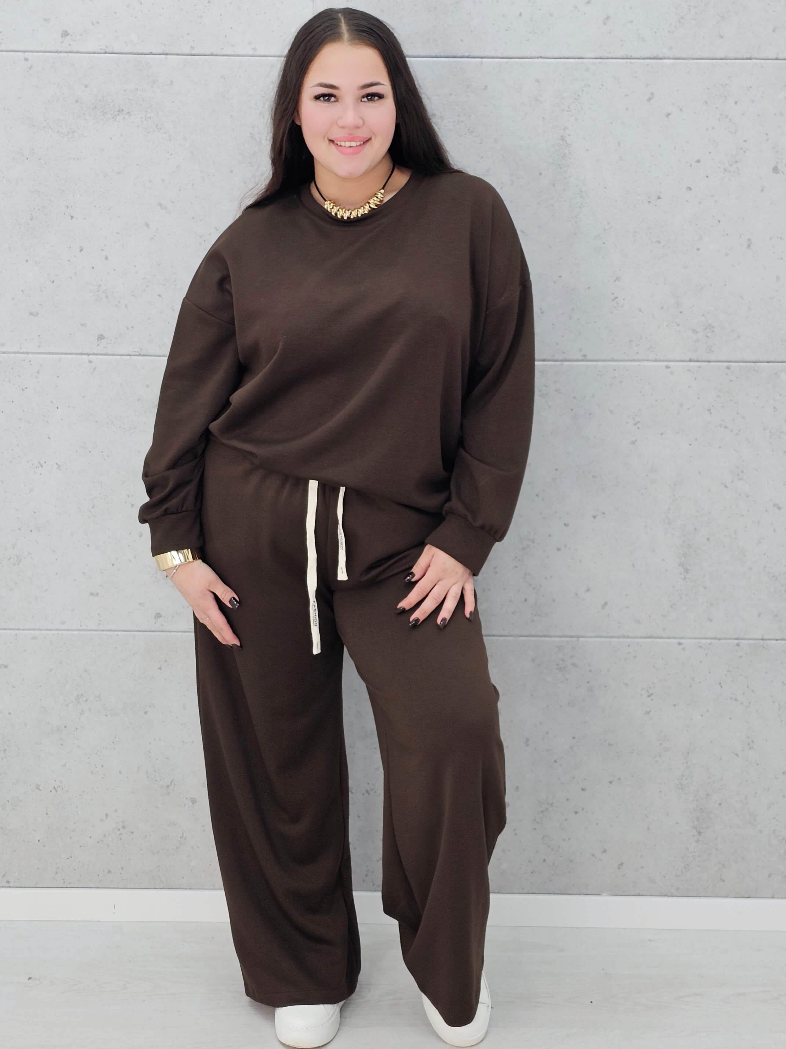 Dres plus size z szerokimi spodniami – komfortowa moda XXL na co dzień i wyjątkowe okazje Stylowa XL