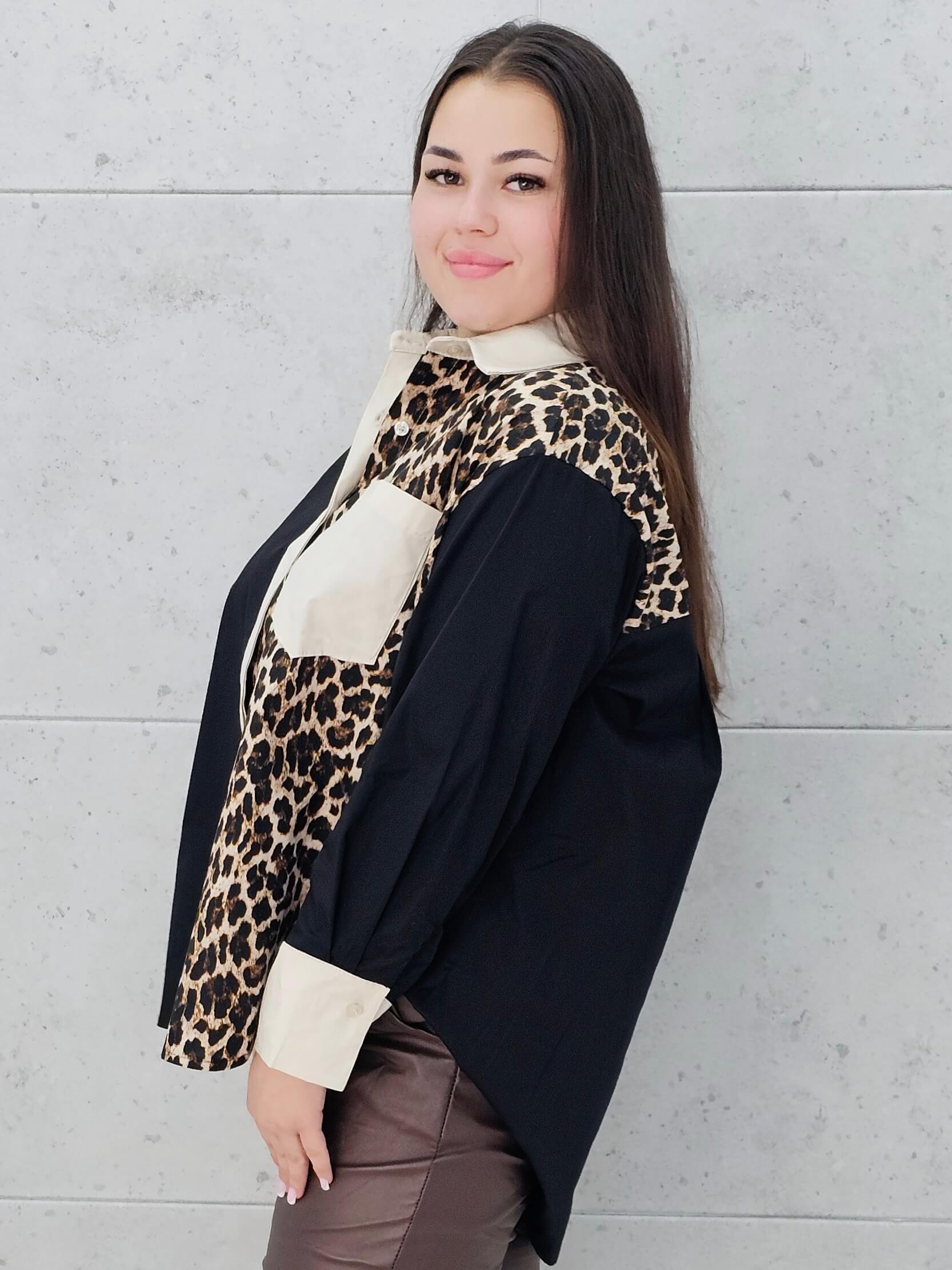 Modelka prezentuje koszulę plus size z panterkowym wzorem i beżowymi akcentami. Nowoczesna koszula z kolekcji Stylowa XL dla kobiet, które kochają modę plus size i elegancki styl.