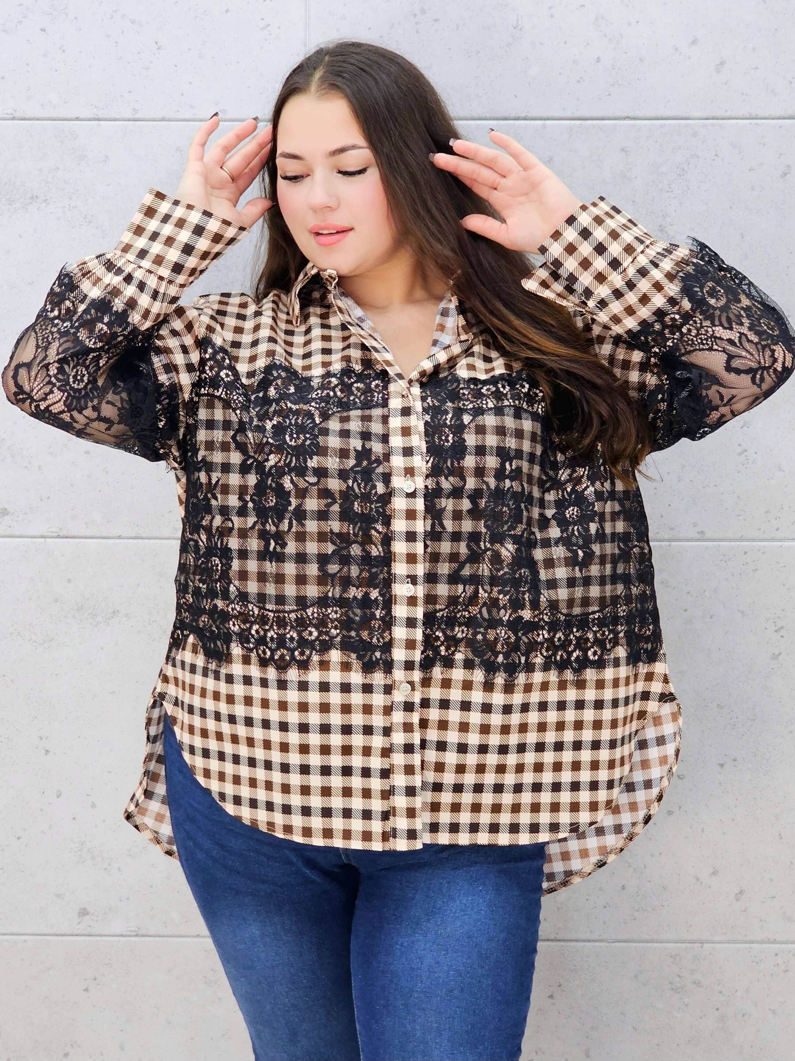 modna koszula z koronką w dużych rozmiarach detal