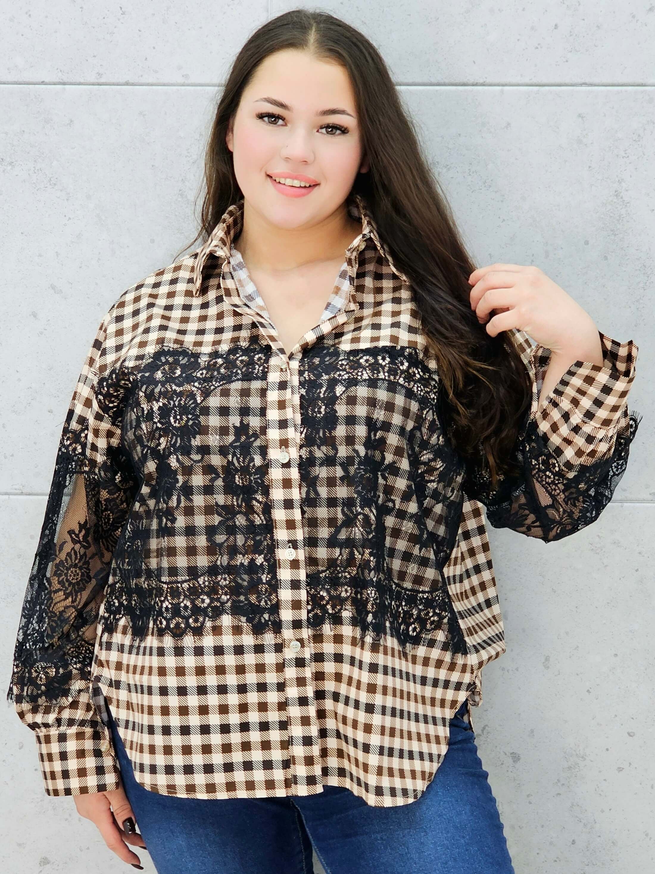 koszula w kratę z koronką plus size brązowa – stylizacja XXL
