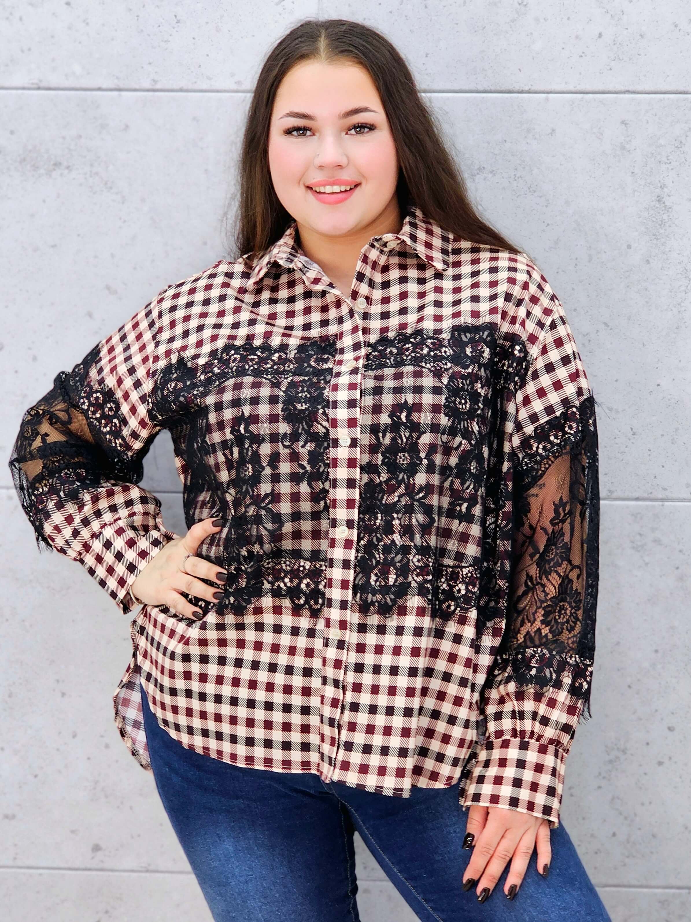 elegancka koszula plus size z czarną koronką na rękawach