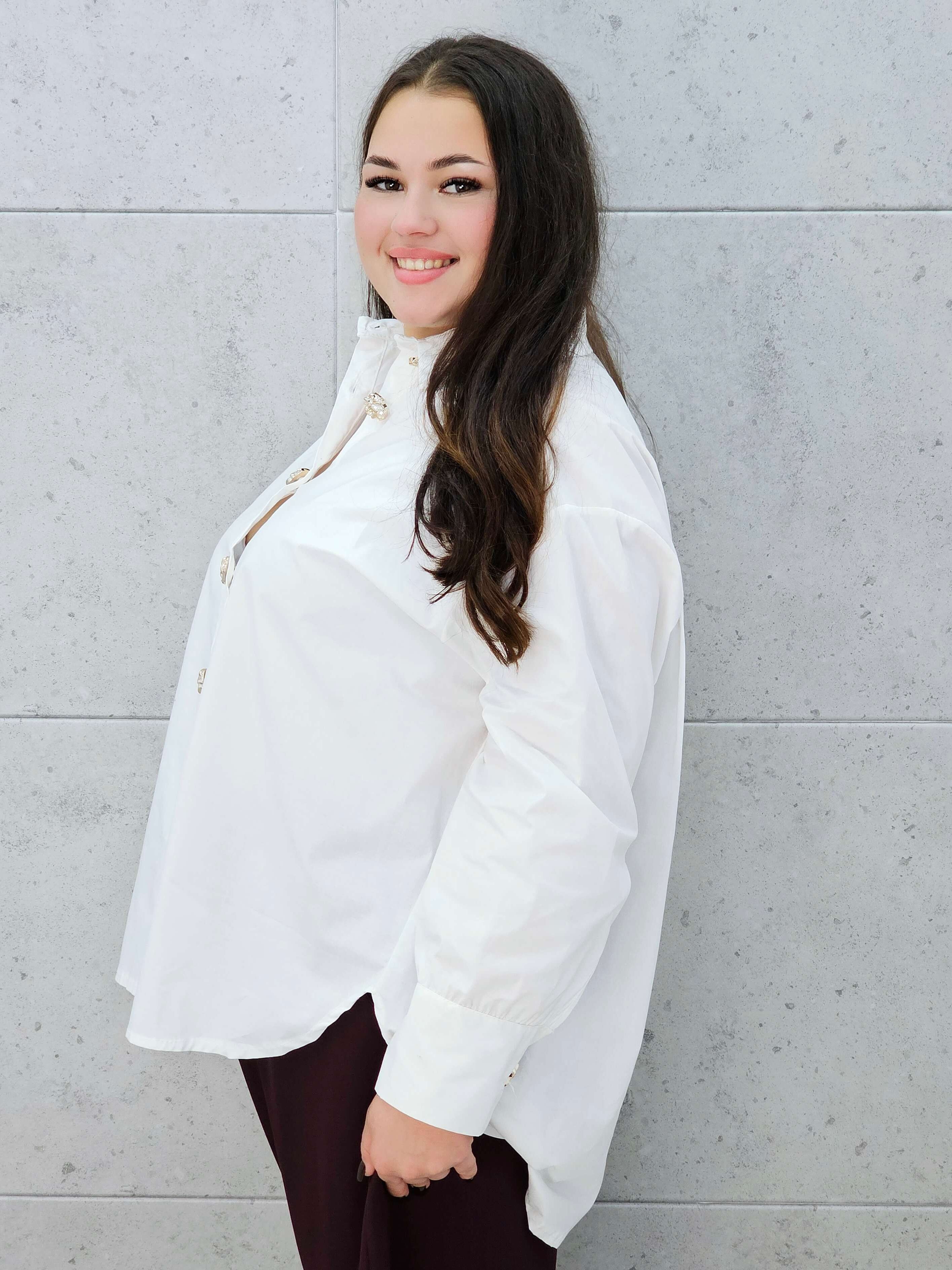 koszula plus size biała z eleganckimi guzikami – widok z boku