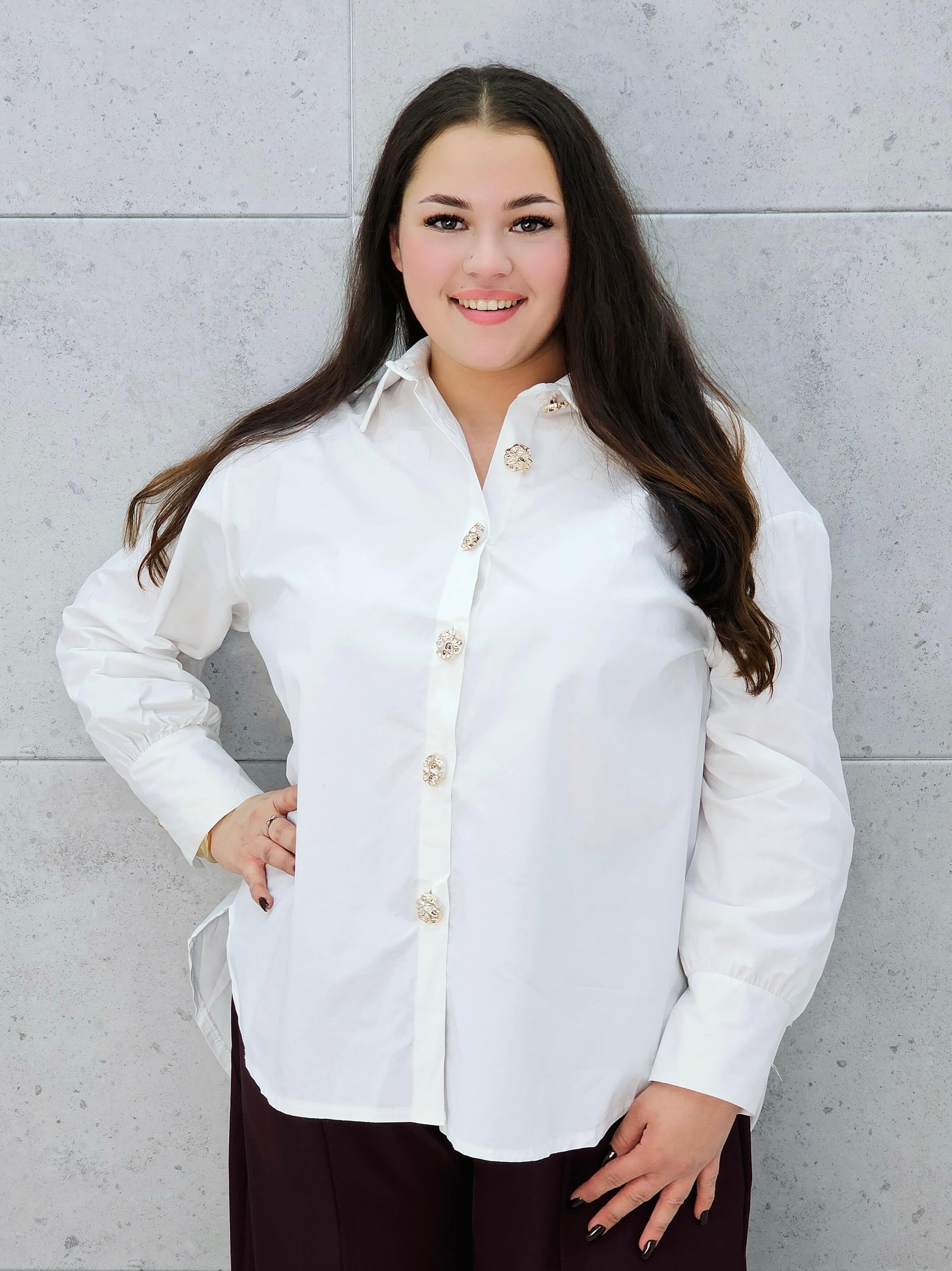 biała koszula z ozdobnymi guzikami plus size – stylizacja XXL